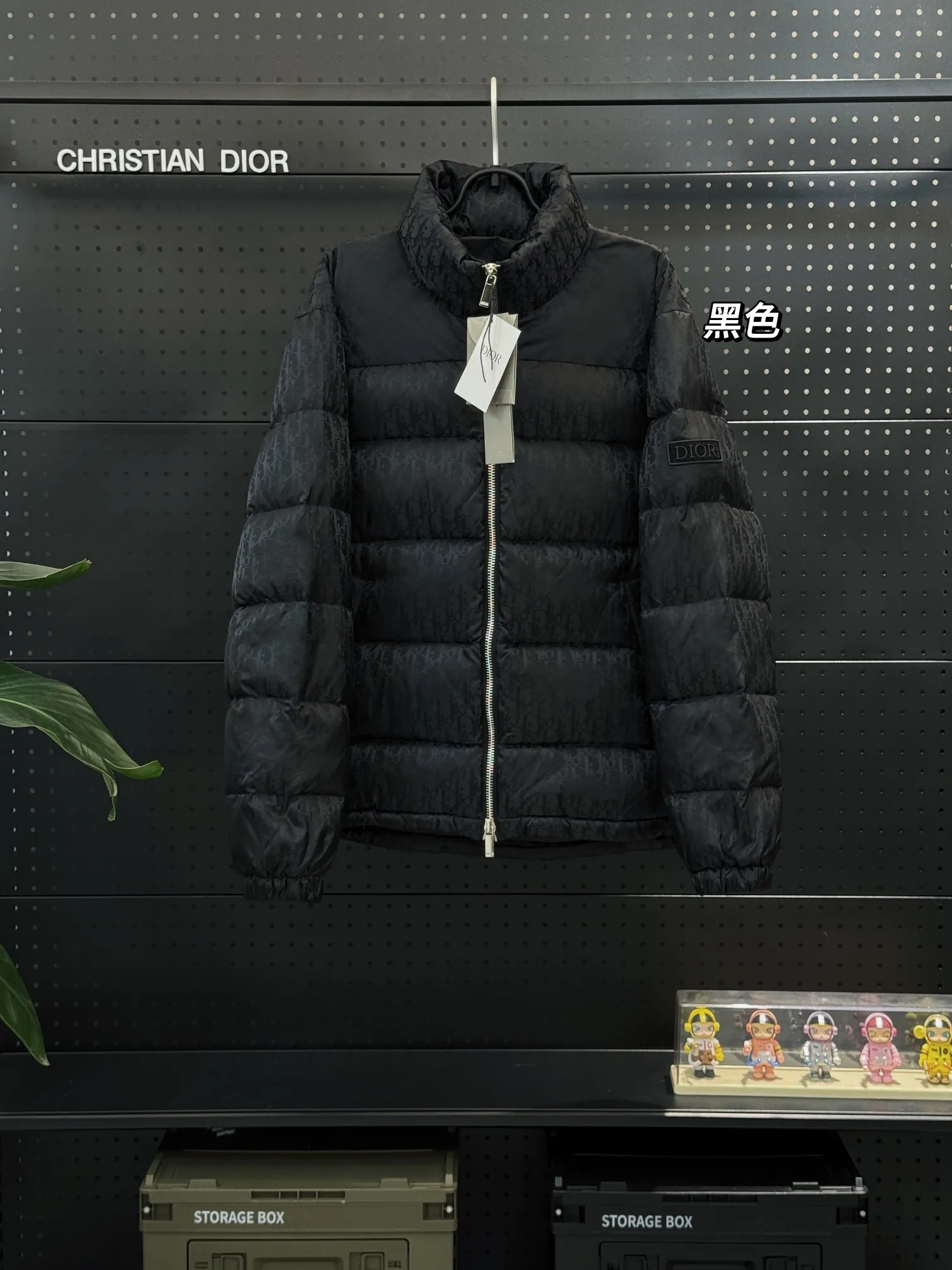 🅿️780 💎Black💎 Top quality, six colors available, new down ⬆️ Dior 23FW oblique dark pattern presbyopic stand collar down jacket, the same style at the counter, popular all the way🔥presbyopic down jacket is here🤩～ This is a down jacket with ultra-complex craftsmanship. The custom-made fabric cycle takes up to 50 days. Based on the original fabric, laser jacquard makes the whole piece of clothing concave and convex, with a stronger three-dimensional effect and a more obvious 3D effect. ✨This fabric has a good hand feel, and the dark pattern presbyopia on the jacket is very low-key. The fabric shows a dark luster and has extremely high waterproof properties! The real texture is more perfect, custom-woven high-density satin nylon material and dark jacquard weave, simple and refreshing, thick and fluffy, super three-proof fabric, waterproof, stain-proof and dust-proof! ✨ Full-width jacquard LOGO, ultra-high-end luxury and style. The handsomeness and eye-catching index of the upper body are absolutely NO. 1. Fully custom-woven jacquard LOGO technology fabric, high-density polyester fiber. It is a new type of heat-insulating and light-weight fabric. It has a light texture, delicate and soft warmth and breathability. Especially the LOGO jacquard produces different light and dark interweaving under different lights! Full of hidden flower logos, low-key with a touch of expensiveness, the overall shape is not too bloated, windproof and waterproof, it can be called a haven in winter 😍 Simple but not simple, wear it with a wrap in autumn and winter. ���The interior is filled with 90-fill white goose down, (90% white goose down ➕10% white goose feather) This type of down is full of fluffiness, better thermal insulation, and has no down stalks! Hooded and windproof design, comfortable and warm! The white goose down filled inside is a strong guarantee of warmth and cold resistance. As for the so-called odor gas of down, it is completely worry-free. The upper body is light and full. The down filling is sufficiently balanced to obtain uniform warmth! The upper body is eye-catching. ✨The hardware of the whole garment is made of original 1V1 customized tungsten material. Leather label design, hot melt technology, one-time molding. Size: S-3Xl (44-54 yards) couple style. Available in six colors: light gray/light blue/navy blue/dark gray/black/dark blue