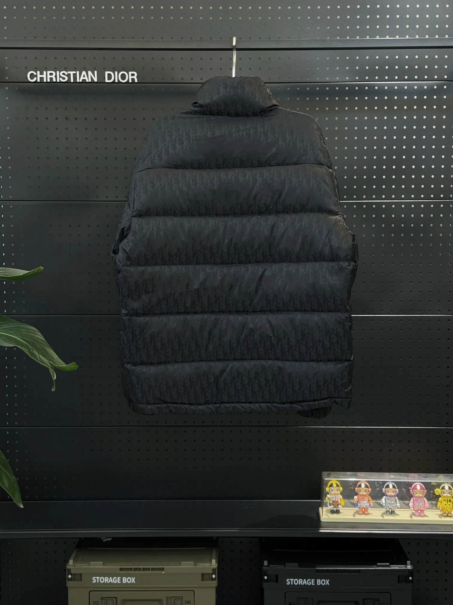 🅿️780 💎Black💎 Top quality, six colors available, new down ⬆️ Dior 23FW oblique dark pattern presbyopic stand collar down jacket, the same style at the counter, popular all the way🔥presbyopic down jacket is here🤩～ This is a down jacket with ultra-complex craftsmanship. The custom-made fabric cycle takes up to 50 days. Based on the original fabric, laser jacquard makes the whole piece of clothing concave and convex, with a stronger three-dimensional effect and a more obvious 3D effect. ✨This fabric has a good hand feel, and the dark pattern presbyopia on the jacket is very low-key. The fabric shows a dark luster and has extremely high waterproof properties! The real texture is more perfect, custom-woven high-density satin nylon material and dark jacquard weave, simple and refreshing, thick and fluffy, super three-proof fabric, waterproof, stain-proof and dust-proof! ✨ Full-width jacquard LOGO, ultra-high-end luxury and style. The handsomeness and eye-catching index of the upper body are absolutely NO. 1. Fully custom-woven jacquard LOGO technology fabric, high-density polyester fiber. It is a new type of heat-insulating and light-weight fabric. It has a light texture, delicate and soft warmth and breathability. Especially the LOGO jacquard produces different light and dark interweaving under different lights! Full of hidden flower logos, low-key with a touch of expensiveness, the overall shape is not too bloated, windproof and waterproof, it can be called a haven in winter 😍 Simple but not simple, wear it with a wrap in autumn and winter. ���The interior is filled with 90-fill white goose down, (90% white goose down ➕10% white goose feather) This type of down is full of fluffiness, better thermal insulation, and has no down stalks! Hooded and windproof design, comfortable and warm! The white goose down filled inside is a strong guarantee of warmth and cold resistance. As for the so-called odor gas of down, it is completely worry-free. The upper body is light and full. The down filling is sufficiently balanced to obtain uniform warmth! The upper body is eye-catching. ✨The hardware of the whole garment is made of original 1V1 customized tungsten material. Leather label design, hot melt technology, one-time molding. Size: S-3Xl (44-54 yards) couple style. Available in six colors: light gray/light blue/navy blue/dark gray/black/dark blue