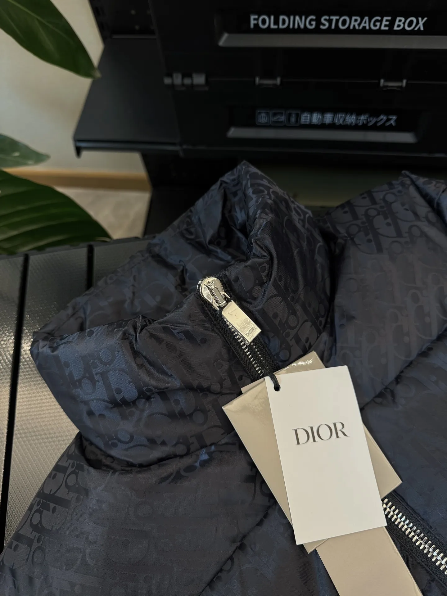 🅿️780 💎Black💎 Top quality, six colors available, new down ⬆️ Dior 23FW oblique dark pattern presbyopic stand collar down jacket, the same style at the counter, popular all the way🔥presbyopic down jacket is here🤩～ This is a down jacket with ultra-complex craftsmanship. The custom-made fabric cycle takes up to 50 days. Based on the original fabric, laser jacquard makes the whole piece of clothing concave and convex, with a stronger three-dimensional effect and a more obvious 3D effect. ✨This fabric has a good hand feel, and the dark pattern presbyopia on the jacket is very low-key. The fabric shows a dark luster and has extremely high waterproof properties! The real texture is more perfect, custom-woven high-density satin nylon material and dark jacquard weave, simple and refreshing, thick and fluffy, super three-proof fabric, waterproof, stain-proof and dust-proof! ✨ Full-width jacquard LOGO, ultra-high-end luxury and style. The handsomeness and eye-catching index of the upper body are absolutely NO. 1. Fully custom-woven jacquard LOGO technology fabric, high-density polyester fiber. It is a new type of heat-insulating and light-weight fabric. It has a light texture, delicate and soft warmth and breathability. Especially the LOGO jacquard produces different light and dark interweaving under different lights! Full of hidden flower logos, low-key with a touch of expensiveness, the overall shape is not too bloated, windproof and waterproof, it can be called a haven in winter 😍 Simple but not simple, wear it with a wrap in autumn and winter. ���The interior is filled with 90-fill white goose down, (90% white goose down ➕10% white goose feather) This type of down is full of fluffiness, better thermal insulation, and has no down stalks! Hooded and windproof design, comfortable and warm! The white goose down filled inside is a strong guarantee of warmth and cold resistance. As for the so-called odor gas of down, it is completely worry-free. The upper body is light and full. The down filling is sufficiently balanced to obtain uniform warmth! The upper body is eye-catching. ✨The hardware of the whole garment is made of original 1V1 customized tungsten material. Leather label design, hot melt technology, one-time molding. Size: S-3Xl (44-54 yards) couple style. Available in six colors: light gray/light blue/navy blue/dark gray/black/dark blue
