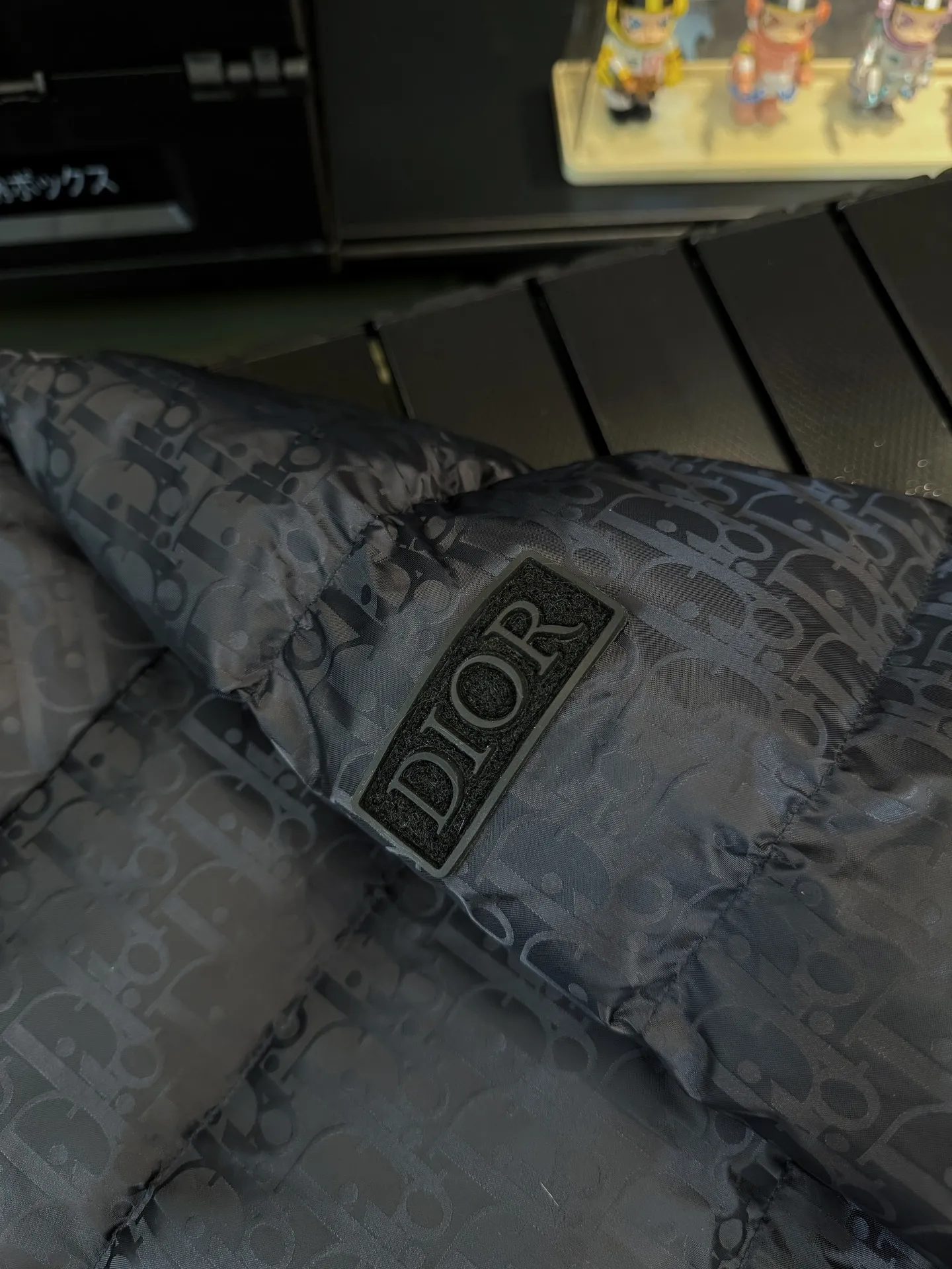🅿️780 💎Black💎 Top quality, six colors available, new down ⬆️ Dior 23FW oblique dark pattern presbyopic stand collar down jacket, the same style at the counter, popular all the way🔥presbyopic down jacket is here🤩～ This is a down jacket with ultra-complex craftsmanship. The custom-made fabric cycle takes up to 50 days. Based on the original fabric, laser jacquard makes the whole piece of clothing concave and convex, with a stronger three-dimensional effect and a more obvious 3D effect. ✨This fabric has a good hand feel, and the dark pattern presbyopia on the jacket is very low-key. The fabric shows a dark luster and has extremely high waterproof properties! The real texture is more perfect, custom-woven high-density satin nylon material and dark jacquard weave, simple and refreshing, thick and fluffy, super three-proof fabric, waterproof, stain-proof and dust-proof! ✨ Full-width jacquard LOGO, ultra-high-end luxury and style. The handsomeness and eye-catching index of the upper body are absolutely NO. 1. Fully custom-woven jacquard LOGO technology fabric, high-density polyester fiber. It is a new type of heat-insulating and light-weight fabric. It has a light texture, delicate and soft warmth and breathability. Especially the LOGO jacquard produces different light and dark interweaving under different lights! Full of hidden flower logos, low-key with a touch of expensiveness, the overall shape is not too bloated, windproof and waterproof, it can be called a haven in winter 😍 Simple but not simple, wear it with a wrap in autumn and winter. ���The interior is filled with 90-fill white goose down, (90% white goose down ➕10% white goose feather) This type of down is full of fluffiness, better thermal insulation, and has no down stalks! Hooded and windproof design, comfortable and warm! The white goose down filled inside is a strong guarantee of warmth and cold resistance. As for the so-called odor gas of down, it is completely worry-free. The upper body is light and full. The down filling is sufficiently balanced to obtain uniform warmth! The upper body is eye-catching. ✨The hardware of the whole garment is made of original 1V1 customized tungsten material. Leather label design, hot melt technology, one-time molding. Size: S-3Xl (44-54 yards) couple style. Available in six colors: light gray/light blue/navy blue/dark gray/black/dark blue