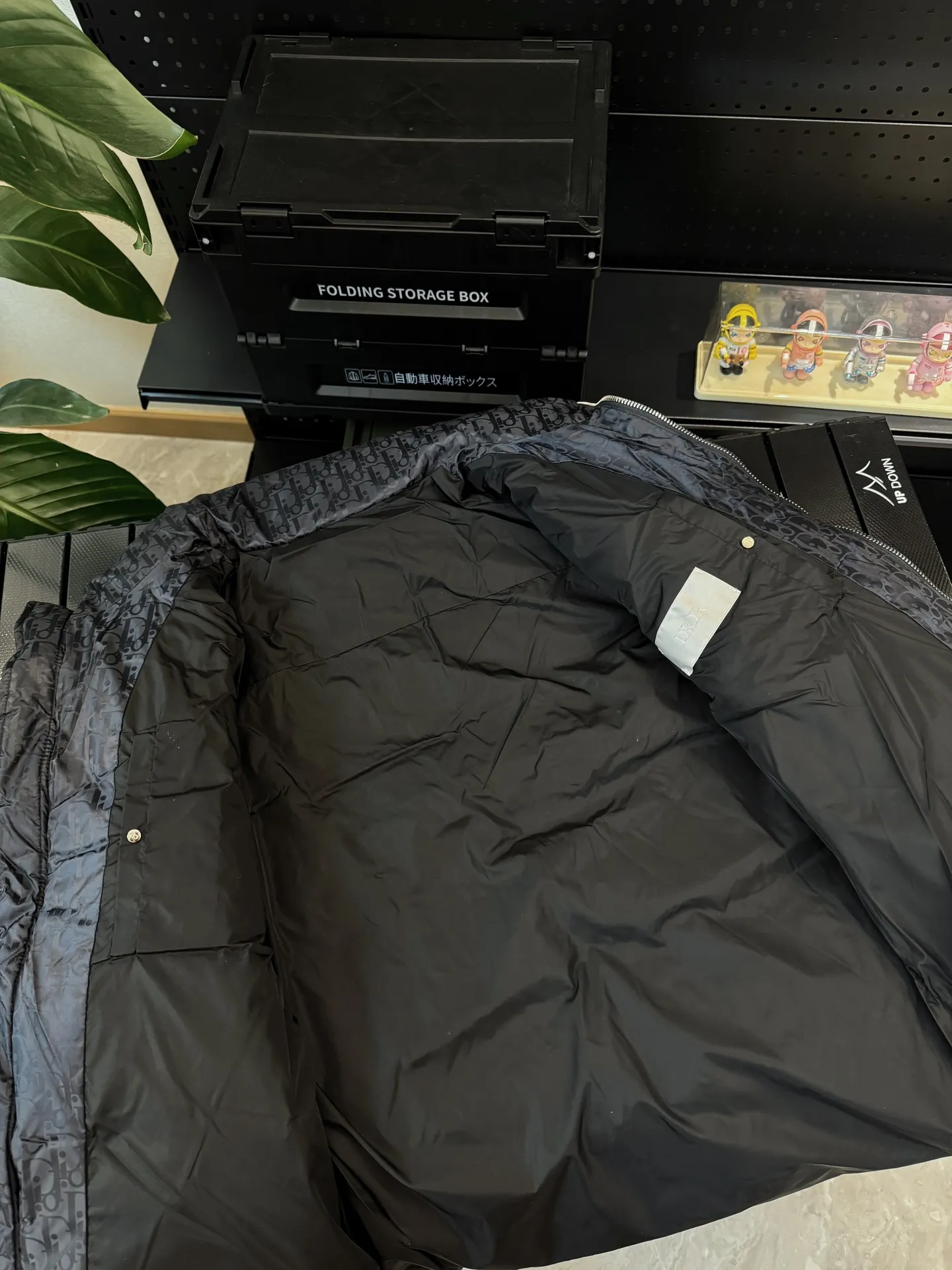 🅿️780 💎Black💎 Top quality, six colors available, new down ⬆️ Dior 23FW oblique dark pattern presbyopic stand collar down jacket, the same style at the counter, popular all the way🔥presbyopic down jacket is here🤩～ This is a down jacket with ultra-complex craftsmanship. The custom-made fabric cycle takes up to 50 days. Based on the original fabric, laser jacquard makes the whole piece of clothing concave and convex, with a stronger three-dimensional effect and a more obvious 3D effect. ✨This fabric has a good hand feel, and the dark pattern presbyopia on the jacket is very low-key. The fabric shows a dark luster and has extremely high waterproof properties! The real texture is more perfect, custom-woven high-density satin nylon material and dark jacquard weave, simple and refreshing, thick and fluffy, super three-proof fabric, waterproof, stain-proof and dust-proof! ✨ Full-width jacquard LOGO, ultra-high-end luxury and style. The handsomeness and eye-catching index of the upper body are absolutely NO. 1. Fully custom-woven jacquard LOGO technology fabric, high-density polyester fiber. It is a new type of heat-insulating and light-weight fabric. It has a light texture, delicate and soft warmth and breathability. Especially the LOGO jacquard produces different light and dark interweaving under different lights! Full of hidden flower logos, low-key with a touch of expensiveness, the overall shape is not too bloated, windproof and waterproof, it can be called a haven in winter 😍 Simple but not simple, wear it with a wrap in autumn and winter. ���The interior is filled with 90-fill white goose down, (90% white goose down ➕10% white goose feather) This type of down is full of fluffiness, better thermal insulation, and has no down stalks! Hooded and windproof design, comfortable and warm! The white goose down filled inside is a strong guarantee of warmth and cold resistance. As for the so-called odor gas of down, it is completely worry-free. The upper body is light and full. The down filling is sufficiently balanced to obtain uniform warmth! The upper body is eye-catching. ✨The hardware of the whole garment is made of original 1V1 customized tungsten material. Leather label design, hot melt technology, one-time molding. Size: S-3Xl (44-54 yards) couple style. Available in six colors: light gray/light blue/navy blue/dark gray/black/dark blue