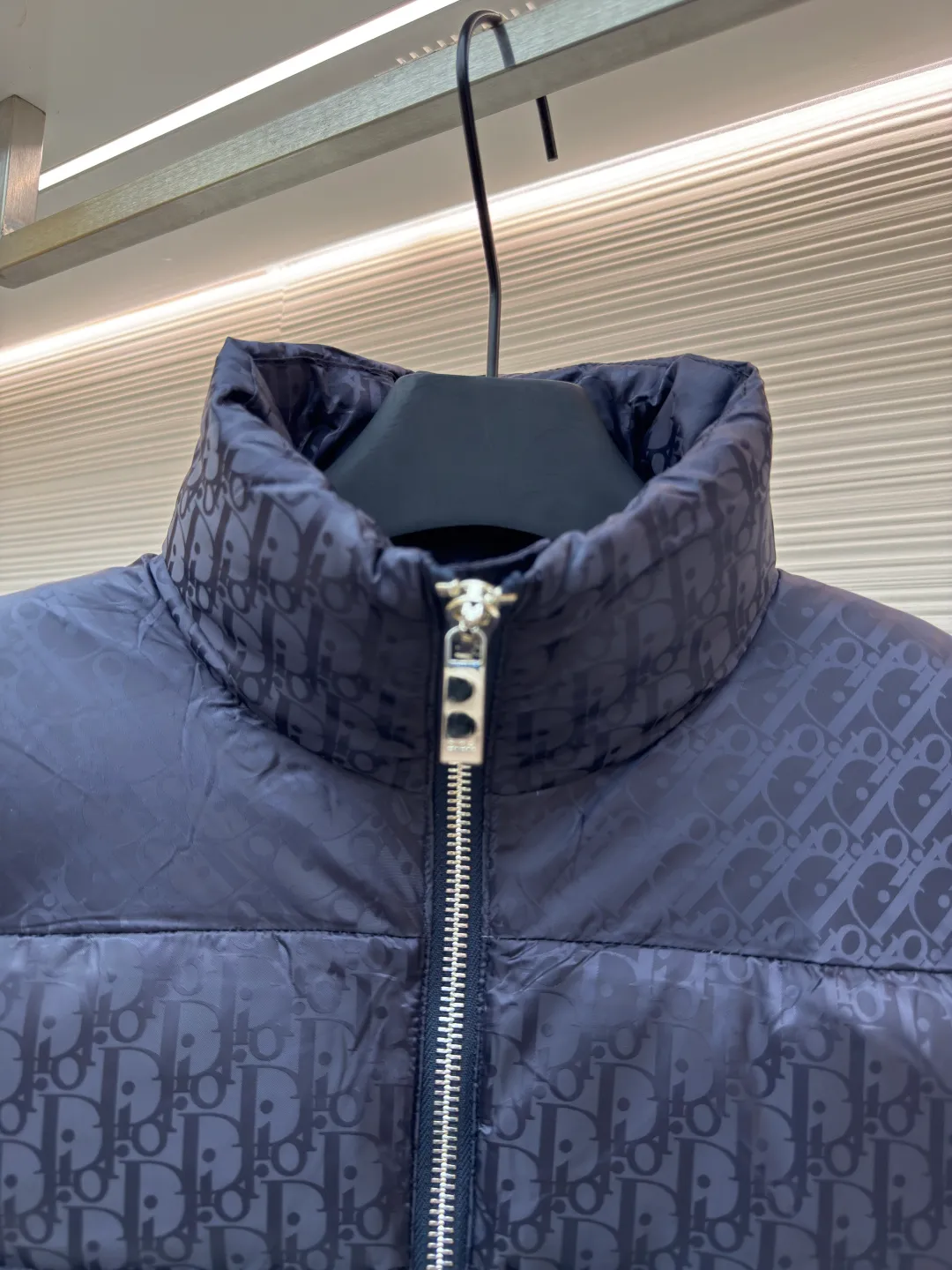 Dior oblique dark pattern old flower stand collar vest ●Original version: purchased and developed by 13855 ●Item number: 1680765-B90 ●Fabric: down fabric ●Technology: full-width jacquard production ●Version: fitted version ●Weight: about 690 grams ●Size: 46-48-50-52-54-56 ●Description: This is a down with ultra-complex craftsmanship. The customization cycle of the fabric is as long as 50 days. Based on the original fabric, laser jacquard makes the whole piece concave and convex, with a stronger three-dimensional effect and a more obvious 3D effect. ✨This fabric has a good hand feel, and the dark pattern presbyopia on it is very low-key. The fabric shows a dark luster and is extremely waterproof! The real texture is more perfect, custom-woven high-density satin nylon material and dark jacquard weave, simple and refreshing, thick and fluffy, super three-proof fabric, waterproof, stain-proof and dust-proof! ✨ Full-width jacquard LOGO, ultra-high-end luxury and style. The handsomeness and eye-catching index of the upper body are absolutely NO. 1. Fully custom-woven jacquard LOGO technology fabric, high-density polyester fiber. It is a new type of heat-insulating and light-weight fabric. It has a light texture, delicate and soft warmth and breathability. Especially the LOGO jacquard produces different light and dark interweaving under different lights! The overall wiring is straight and delicate, the fabric is comfortable and soft, and the color is consistent without color difference. It can be matched with the same style to create a fashionable look and control various occasions. Customized accessories, complete with three standards, same style for men and women!