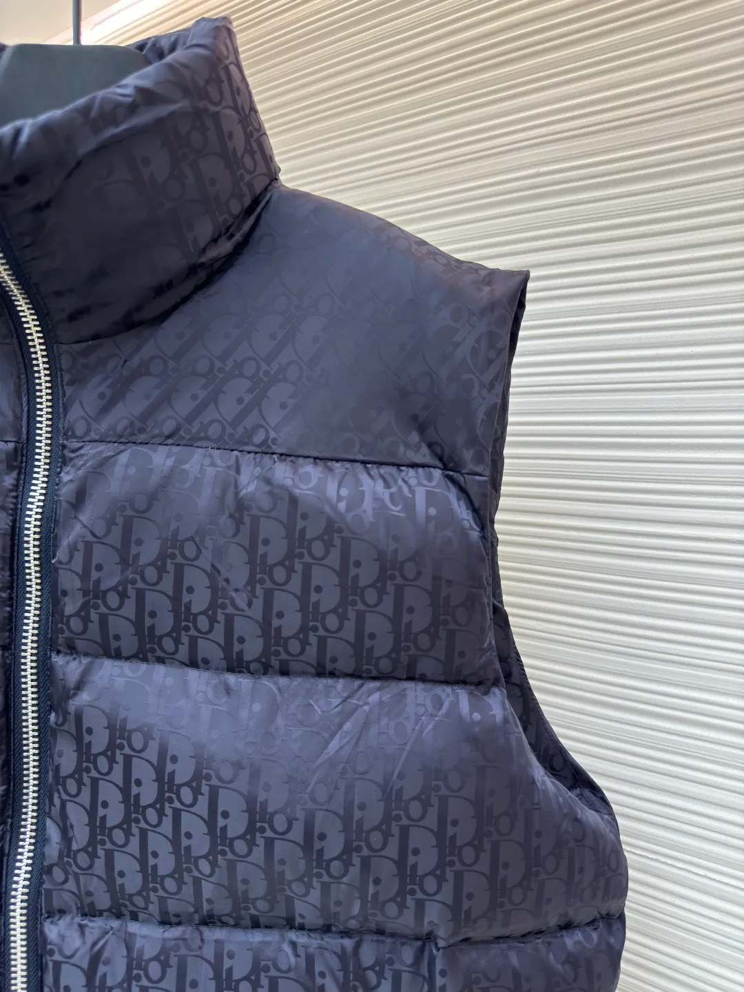 Dior oblique dark pattern old flower stand collar vest ●Original version: purchased and developed by 13855 ●Item number: 1680765-B90 ●Fabric: down fabric ●Technology: full-width jacquard production ●Version: fitted version ●Weight: about 690 grams ●Size: 46-48-50-52-54-56 ●Description: This is a down with ultra-complex craftsmanship. The customization cycle of the fabric is as long as 50 days. Based on the original fabric, laser jacquard makes the whole piece concave and convex, with a stronger three-dimensional effect and a more obvious 3D effect. ✨This fabric has a good hand feel, and the dark pattern presbyopia on it is very low-key. The fabric shows a dark luster and is extremely waterproof! The real texture is more perfect, custom-woven high-density satin nylon material and dark jacquard weave, simple and refreshing, thick and fluffy, super three-proof fabric, waterproof, stain-proof and dust-proof! ✨ Full-width jacquard LOGO, ultra-high-end luxury and style. The handsomeness and eye-catching index of the upper body are absolutely NO. 1. Fully custom-woven jacquard LOGO technology fabric, high-density polyester fiber. It is a new type of heat-insulating and light-weight fabric. It has a light texture, delicate and soft warmth and breathability. Especially the LOGO jacquard produces different light and dark interweaving under different lights! The overall wiring is straight and delicate, the fabric is comfortable and soft, and the color is consistent without color difference. It can be matched with the same style to create a fashionable look and control various occasions. Customized accessories, complete with three standards, same style for men and women!