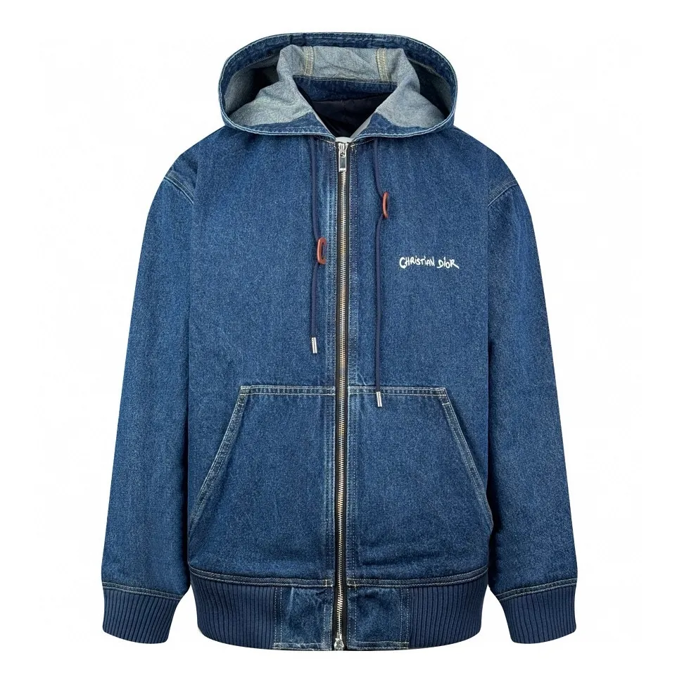 🅿️620 [Exclusive supply] CD Christian signature hooded denim jacket. Original purchase of 25,000 for development. Customized blue silk dense cotton denim and Dior Logo rayon jacquard lining. Smooth and delicate, comfortable and close to the skin. The Christian Dior Tag embroidery is displayed on the chest as an embellishment. It takes the zipper and hood design to a new level of fashion. It interprets low-key luxury with deep blue tones. Just like the blue tones of the deepest stars in the night sky. It exudes an indescribable mysterious charm. Adopting imported machine embroidery technology, using advanced computer control systems and precision mechanical components, Christian Dior Tag embroidery operations are achieved with high precision and smooth and delicate lines. Light fermentation by stone grinding, stretching, bleaching and softening. The friction between the pumice stone and the clothing causes wear and fading effects on the surface of the denim. The combination of pulling and bleaching allows the clothing to produce a certain texture and stretching effect while bleaching. The thread adopts fixed dyeing and custom weaving technology. Through precise color matching and dyeing process, it is ensured that the dyed color is highly consistent with the original color. Through custom weaving technology, a unique texture effect can be created to distinguish the market currency. The currency uses the color of this cloth. Size:46-48-50-52