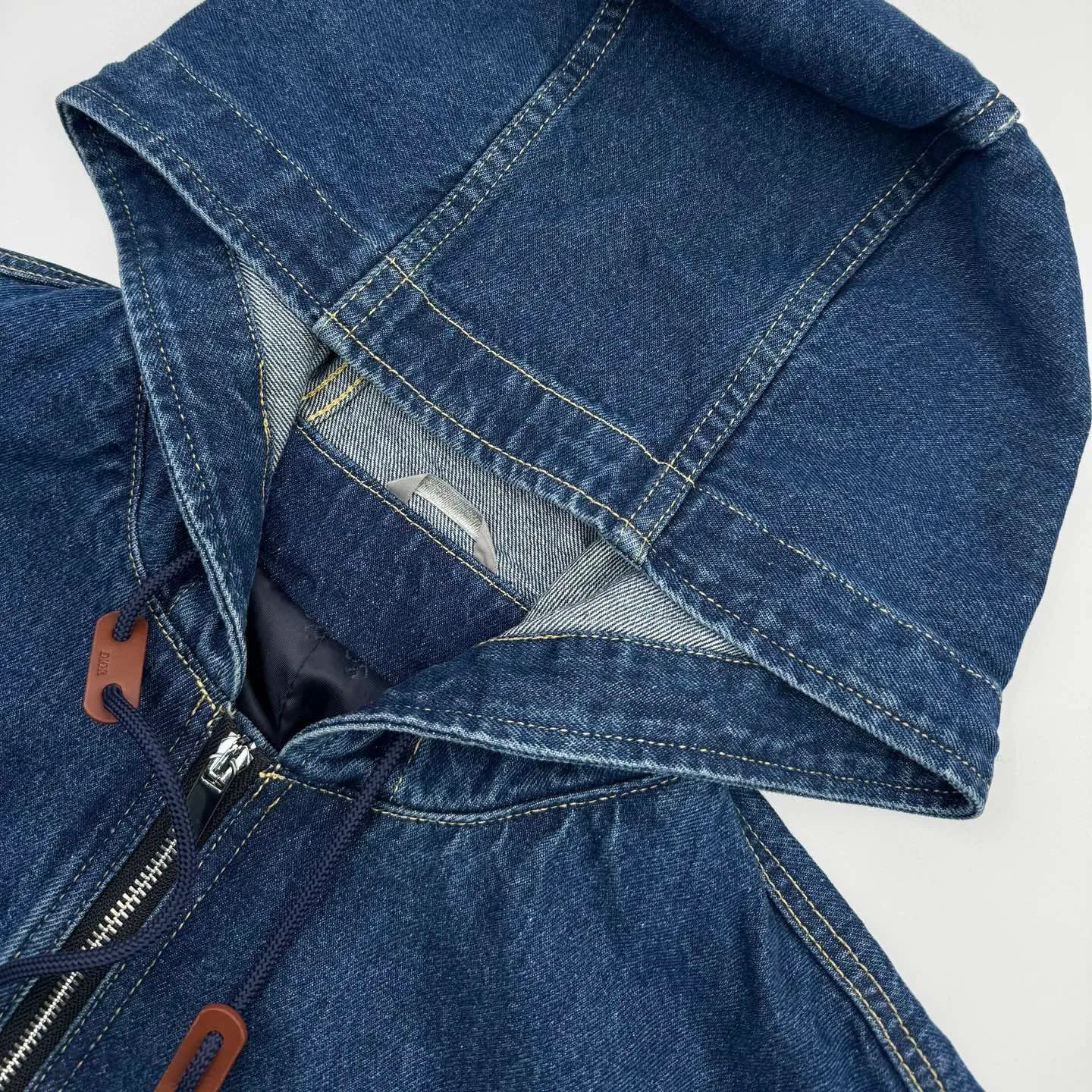 🅿️620 [Exclusive supply] CD Christian signature hooded denim jacket. Original purchase of 25,000 for development. Customized blue silk dense cotton denim and Dior Logo rayon jacquard lining. Smooth and delicate, comfortable and close to the skin. The Christian Dior Tag embroidery is displayed on the chest as an embellishment. It takes the zipper and hood design to a new level of fashion. It interprets low-key luxury with deep blue tones. Just like the blue tones of the deepest stars in the night sky. It exudes an indescribable mysterious charm. Adopting imported machine embroidery technology, using advanced computer control systems and precision mechanical components, Christian Dior Tag embroidery operations are achieved with high precision and smooth and delicate lines. Light fermentation by stone grinding, stretching, bleaching and softening. The friction between the pumice stone and the clothing causes wear and fading effects on the surface of the denim. The combination of pulling and bleaching allows the clothing to produce a certain texture and stretching effect while bleaching. The thread adopts fixed dyeing and custom weaving technology. Through precise color matching and dyeing process, it is ensured that the dyed color is highly consistent with the original color. Through custom weaving technology, a unique texture effect can be created to distinguish the market currency. The currency uses the color of this cloth. Size:46-48-50-52