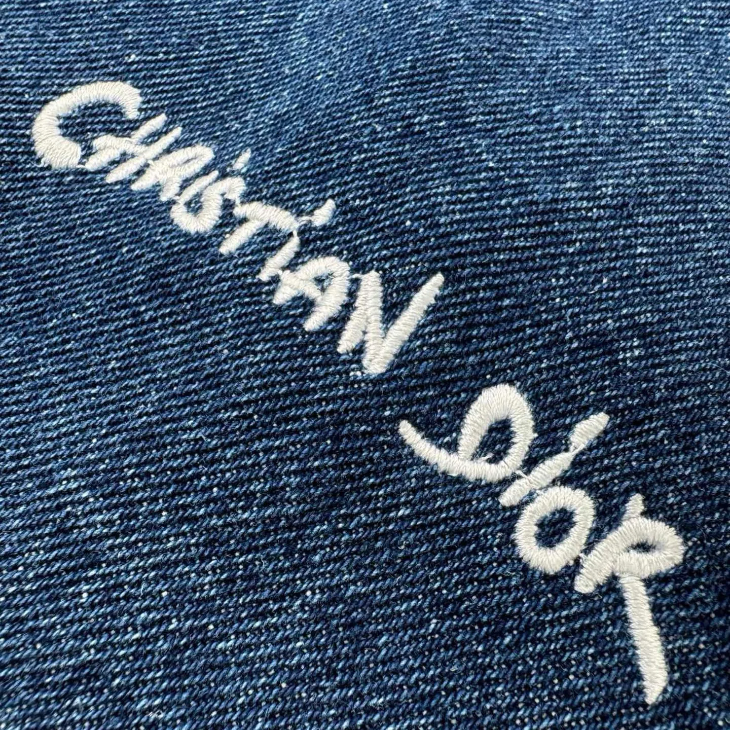 🅿️620 [Exclusive supply] CD Christian signature hooded denim jacket. Original purchase of 25,000 for development. Customized blue silk dense cotton denim and Dior Logo rayon jacquard lining. Smooth and delicate, comfortable and close to the skin. The Christian Dior Tag embroidery is displayed on the chest as an embellishment. It takes the zipper and hood design to a new level of fashion. It interprets low-key luxury with deep blue tones. Just like the blue tones of the deepest stars in the night sky. It exudes an indescribable mysterious charm. Adopting imported machine embroidery technology, using advanced computer control systems and precision mechanical components, Christian Dior Tag embroidery operations are achieved with high precision and smooth and delicate lines. Light fermentation by stone grinding, stretching, bleaching and softening. The friction between the pumice stone and the clothing causes wear and fading effects on the surface of the denim. The combination of pulling and bleaching allows the clothing to produce a certain texture and stretching effect while bleaching. The thread adopts fixed dyeing and custom weaving technology. Through precise color matching and dyeing process, it is ensured that the dyed color is highly consistent with the original color. Through custom weaving technology, a unique texture effect can be created to distinguish the market currency. The currency uses the color of this cloth. Size:46-48-50-52