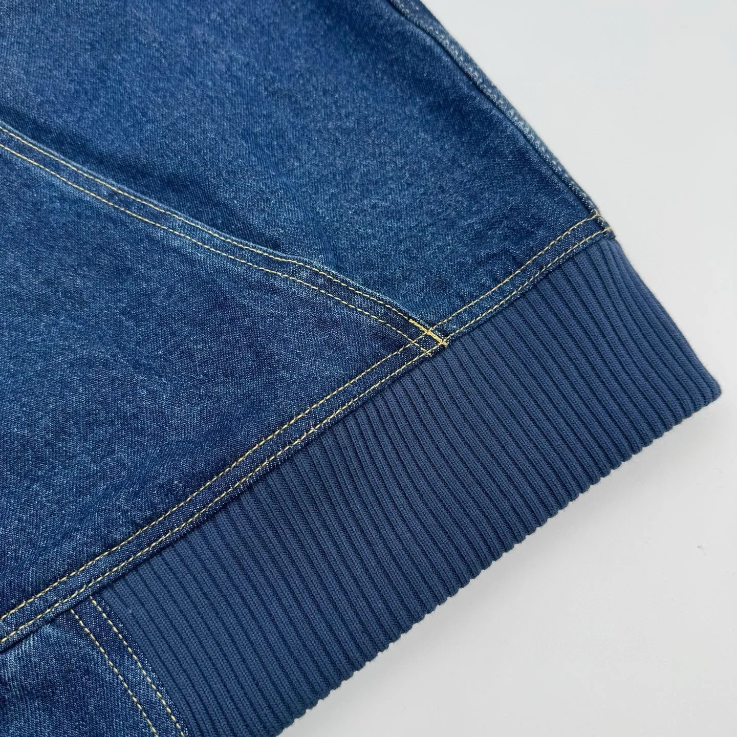 🅿️620 [Exclusive supply] CD Christian signature hooded denim jacket. Original purchase of 25,000 for development. Customized blue silk dense cotton denim and Dior Logo rayon jacquard lining. Smooth and delicate, comfortable and close to the skin. The Christian Dior Tag embroidery is displayed on the chest as an embellishment. It takes the zipper and hood design to a new level of fashion. It interprets low-key luxury with deep blue tones. Just like the blue tones of the deepest stars in the night sky. It exudes an indescribable mysterious charm. Adopting imported machine embroidery technology, using advanced computer control systems and precision mechanical components, Christian Dior Tag embroidery operations are achieved with high precision and smooth and delicate lines. Light fermentation by stone grinding, stretching, bleaching and softening. The friction between the pumice stone and the clothing causes wear and fading effects on the surface of the denim. The combination of pulling and bleaching allows the clothing to produce a certain texture and stretching effect while bleaching. The thread adopts fixed dyeing and custom weaving technology. Through precise color matching and dyeing process, it is ensured that the dyed color is highly consistent with the original color. Through custom weaving technology, a unique texture effect can be created to distinguish the market currency. The currency uses the color of this cloth. Size:46-48-50-52