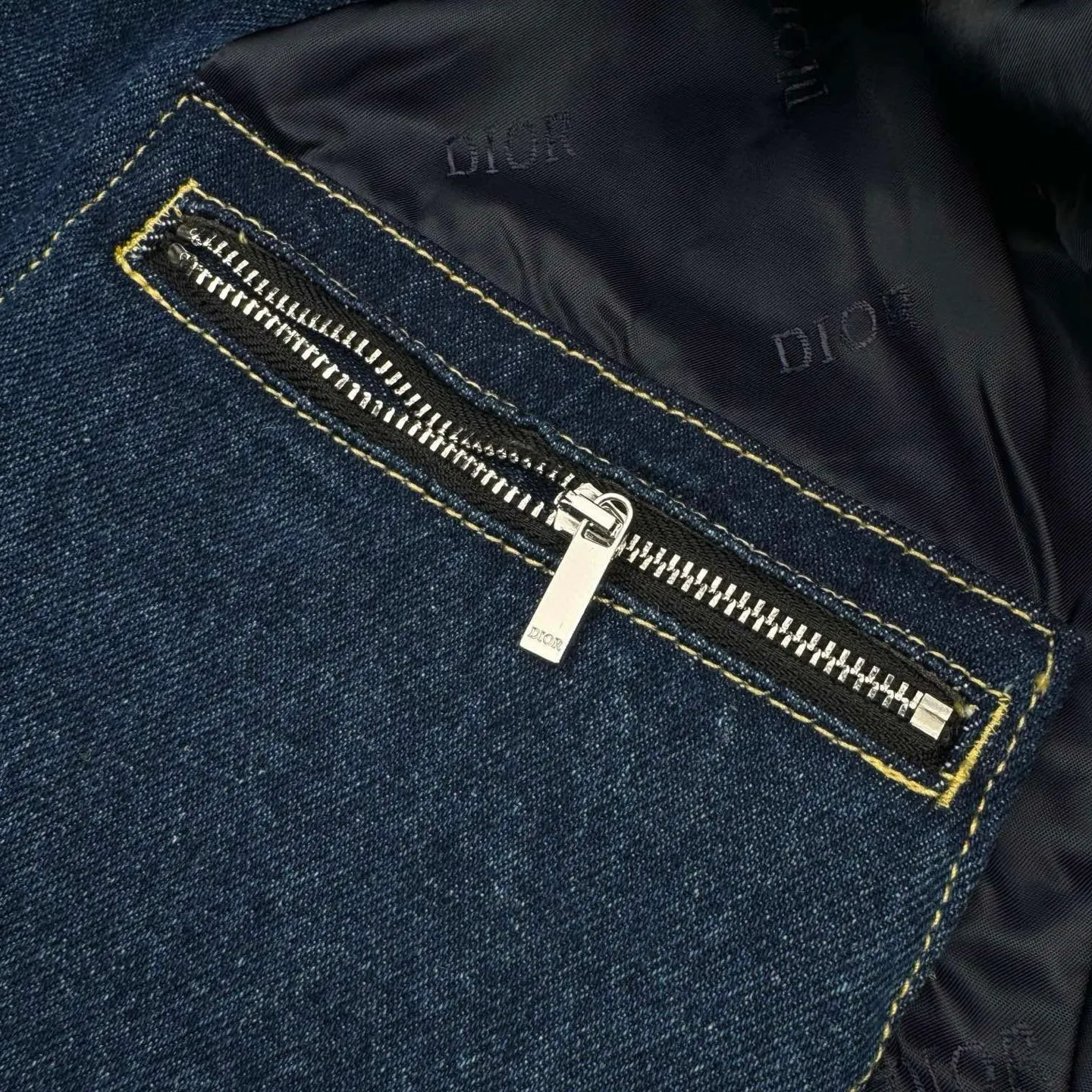 🅿️620 [Exclusive supply] CD Christian signature hooded denim jacket. Original purchase of 25,000 for development. Customized blue silk dense cotton denim and Dior Logo rayon jacquard lining. Smooth and delicate, comfortable and close to the skin. The Christian Dior Tag embroidery is displayed on the chest as an embellishment. It takes the zipper and hood design to a new level of fashion. It interprets low-key luxury with deep blue tones. Just like the blue tones of the deepest stars in the night sky. It exudes an indescribable mysterious charm. Adopting imported machine embroidery technology, using advanced computer control systems and precision mechanical components, Christian Dior Tag embroidery operations are achieved with high precision and smooth and delicate lines. Light fermentation by stone grinding, stretching, bleaching and softening. The friction between the pumice stone and the clothing causes wear and fading effects on the surface of the denim. The combination of pulling and bleaching allows the clothing to produce a certain texture and stretching effect while bleaching. The thread adopts fixed dyeing and custom weaving technology. Through precise color matching and dyeing process, it is ensured that the dyed color is highly consistent with the original color. Through custom weaving technology, a unique texture effect can be created to distinguish the market currency. The currency uses the color of this cloth. Size:46-48-50-52