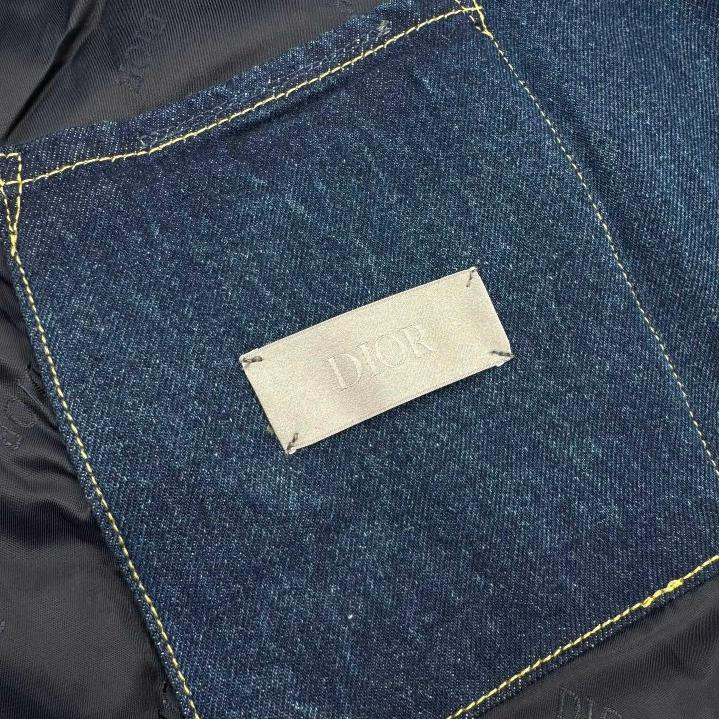 🅿️620 [Exclusive supply] CD Christian signature hooded denim jacket. Original purchase of 25,000 for development. Customized blue silk dense cotton denim and Dior Logo rayon jacquard lining. Smooth and delicate, comfortable and close to the skin. The Christian Dior Tag embroidery is displayed on the chest as an embellishment. It takes the zipper and hood design to a new level of fashion. It interprets low-key luxury with deep blue tones. Just like the blue tones of the deepest stars in the night sky. It exudes an indescribable mysterious charm. Adopting imported machine embroidery technology, using advanced computer control systems and precision mechanical components, Christian Dior Tag embroidery operations are achieved with high precision and smooth and delicate lines. Light fermentation by stone grinding, stretching, bleaching and softening. The friction between the pumice stone and the clothing causes wear and fading effects on the surface of the denim. The combination of pulling and bleaching allows the clothing to produce a certain texture and stretching effect while bleaching. The thread adopts fixed dyeing and custom weaving technology. Through precise color matching and dyeing process, it is ensured that the dyed color is highly consistent with the original color. Through custom weaving technology, a unique texture effect can be created to distinguish the market currency. The currency uses the color of this cloth. Size:46-48-50-52