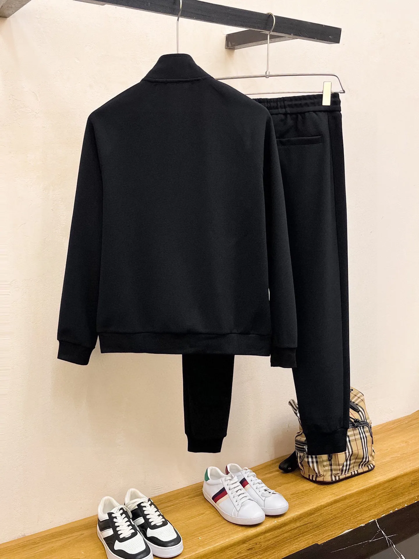 🅿️420 [DIOR Dior] (Fat Man Gospel) hot-selling suit is coming. Focus on the original version of the official website. 2025 new hot-selling cardigan sweater suit. The original order is the best product. 🇭🇰The meticulous work of top designers is dedicated to a fitting and perfect upper body effect. All-natural high-quality Roman cotton 100%, close-fitting comfort, noble and elegant! Original hardware embodies elegance and nobility! Counter size: M-5XL (maximum wear up to 220 pounds)