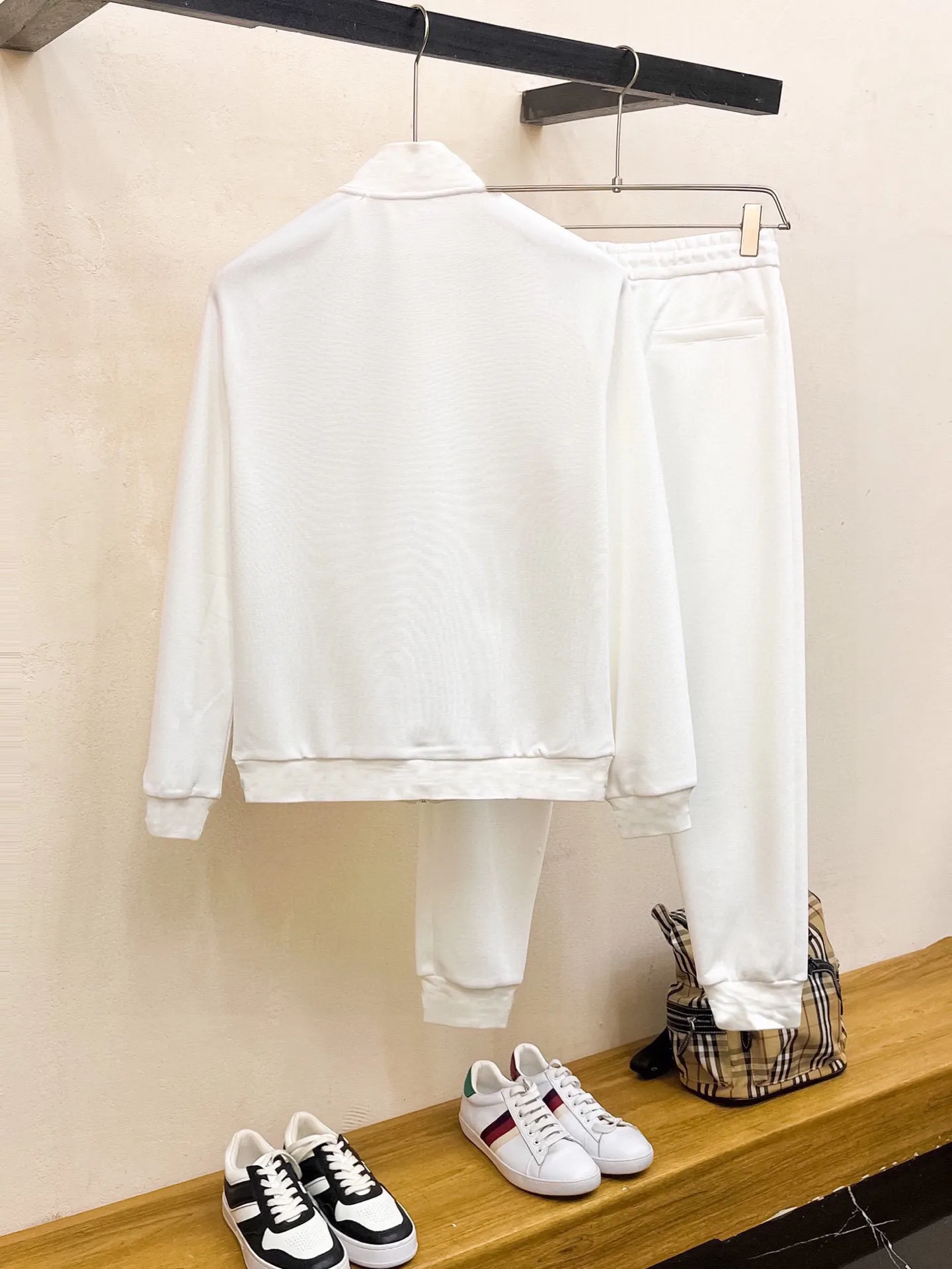 🅿️420 [DIOR Dior] (Fat Man Gospel) hot-selling suit is coming. Focus on the original version of the official website. 2025 new hot-selling cardigan sweater suit. The original order is the best product. 🇭🇰The meticulous work of top designers is dedicated to a fitting and perfect upper body effect. All-natural high-quality Roman cotton 100%, close-fitting comfort, noble and elegant! Original hardware embodies elegance and nobility! Counter size: M-5XL (maximum wear up to 220 pounds)