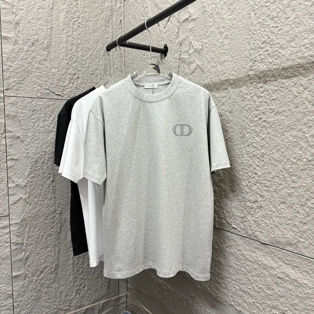 🅿️180 Dio*Dior* 2025 Spring and Summer Style Classic Silver Line Letters CD Embroidered Personalized Logo Customized Double Yarn Plain Cotton Fabric Short Sleeve T-shirt Unisex Color: Angora Red Black White Light Blue Floral Gray Size: S (90-130 catties) M (120-150 catties) L (140-165 catties) XL (160-180 pounds) XXL (180-210 pounds)