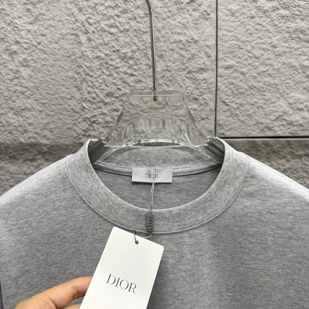 🅿️180 Dio*Dior* 2025 Spring and Summer Style Classic Silver Line Letters CD Embroidered Personalized Logo Customized Double Yarn Plain Cotton Fabric Short Sleeve T-shirt Unisex Color: Angora Red Black White Light Blue Floral Gray Size: S (90-130 catties) M (120-150 catties) L (140-165 catties) XL (160-180 pounds) XXL (180-210 pounds)