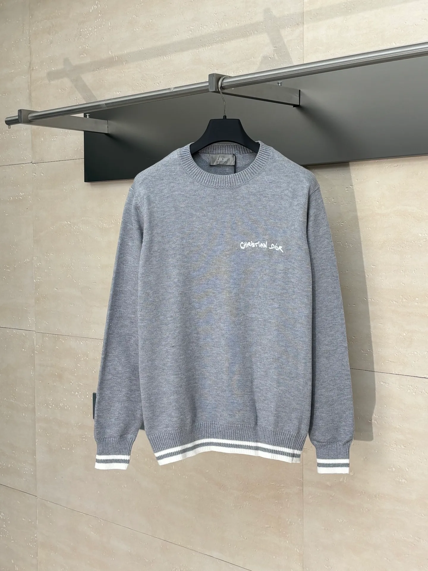 🅿️432 Dio*/Dior 25Fw letter embroidered crew neck sweater is made of 70 wool, 30 camel hair blended 40 count double-ply yarn to carry the ball. The pattern-spun yarn is custom-dyed in beige and apricot colors, and an imported 12-needle knitting machine is used for the plain weave process. The chest is decorated with a classic logo on the front. The letter pattern is embroidered with imported Tajima machines using thousands of needles. It adopts precise needle embroidery technology. The embroidery is very fine and dense, and the letter pattern outlines the design clearly. Double-sided wool hanging technology, fine workmanship, clear texture and texture, and extremely fine woven threads are made of environmentally friendly fibers. Combined with the special soft washing process, the body fabric has a soft touch. The softly stretched environmentally friendly microfiber creates the bottom layer, which is not easily deformed when stretched, and still maintains the original wide feeling.  Size：S/M/L