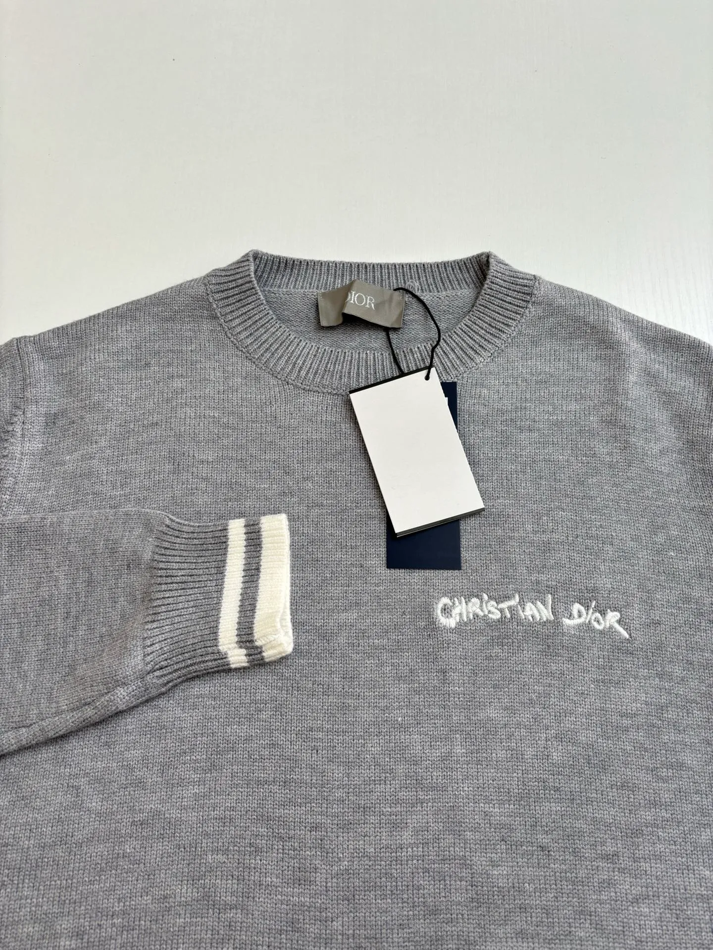 🅿️432 Dio*/Dior 25Fw letter embroidered crew neck sweater is made of 70 wool, 30 camel hair blended 40 count double-ply yarn to carry the ball. The pattern-spun yarn is custom-dyed in beige and apricot colors, and an imported 12-needle knitting machine is used for the plain weave process. The chest is decorated with a classic logo on the front. The letter pattern is embroidered with imported Tajima machines using thousands of needles. It adopts precise needle embroidery technology. The embroidery is very fine and dense, and the letter pattern outlines the design clearly. Double-sided wool hanging technology, fine workmanship, clear texture and texture, and extremely fine woven threads are made of environmentally friendly fibers. Combined with the special soft washing process, the body fabric has a soft touch. The softly stretched environmentally friendly microfiber creates the bottom layer, which is not easily deformed when stretched, and still maintains the original wide feeling.  Size：S/M/L