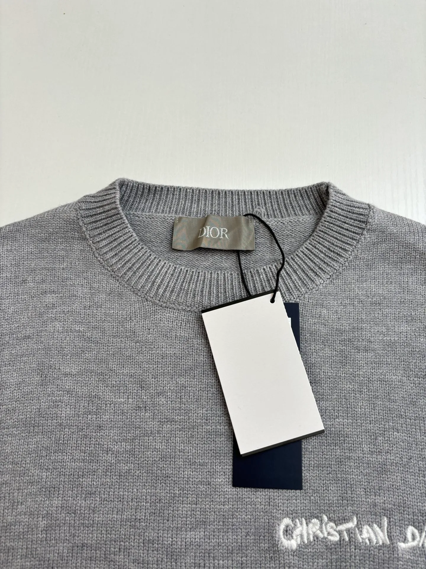 🅿️432 Dio*/Dior 25Fw letter embroidered crew neck sweater is made of 70 wool, 30 camel hair blended 40 count double-ply yarn to carry the ball. The pattern-spun yarn is custom-dyed in beige and apricot colors, and an imported 12-needle knitting machine is used for the plain weave process. The chest is decorated with a classic logo on the front. The letter pattern is embroidered with imported Tajima machines using thousands of needles. It adopts precise needle embroidery technology. The embroidery is very fine and dense, and the letter pattern outlines the design clearly. Double-sided wool hanging technology, fine workmanship, clear texture and texture, and extremely fine woven threads are made of environmentally friendly fibers. Combined with the special soft washing process, the body fabric has a soft touch. The softly stretched environmentally friendly microfiber creates the bottom layer, which is not easily deformed when stretched, and still maintains the original wide feeling.  Size：S/M/L