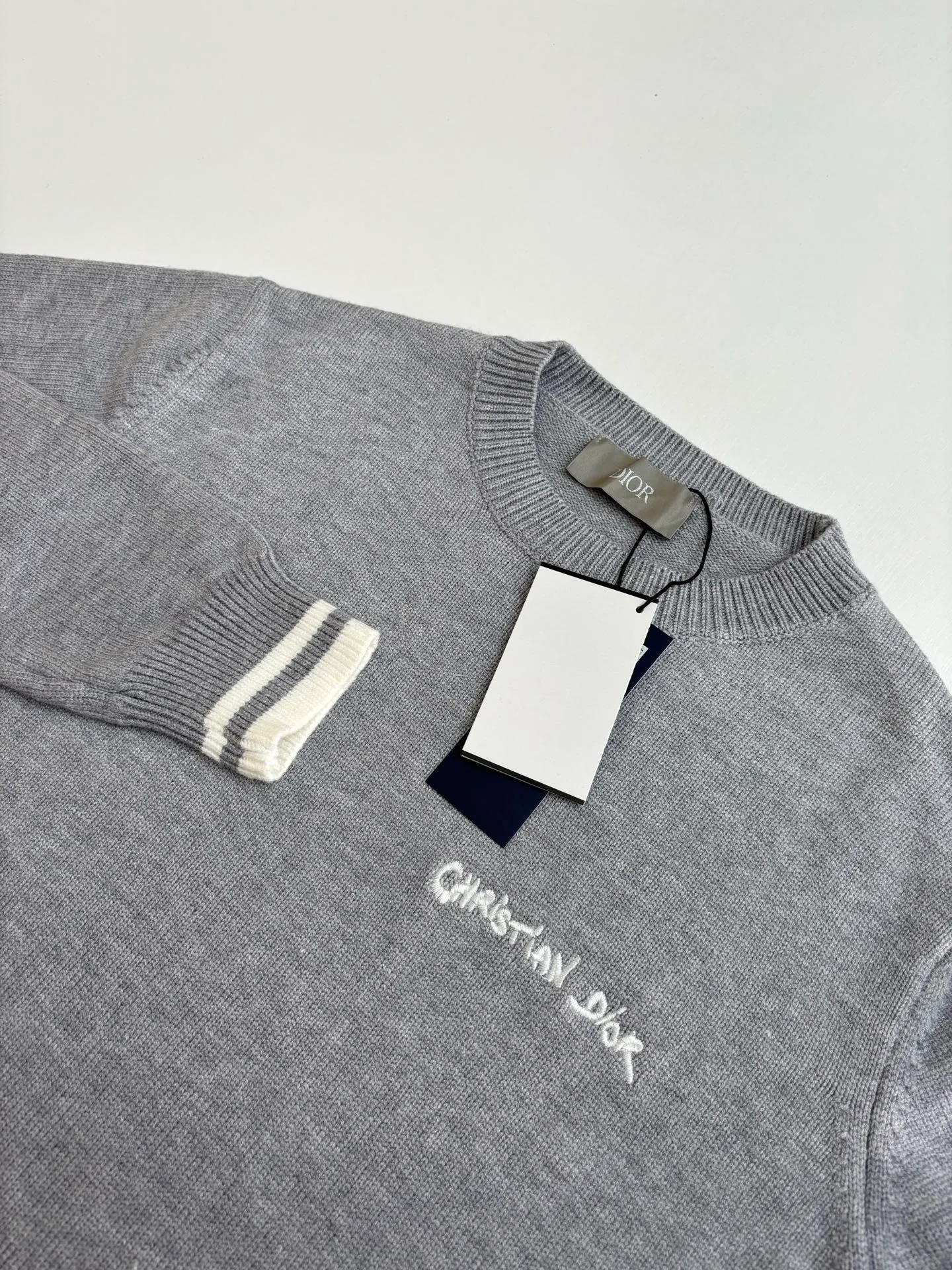 🅿️432 Dio*/Dior 25Fw letter embroidered crew neck sweater is made of 70 wool, 30 camel hair blended 40 count double-ply yarn to carry the ball. The pattern-spun yarn is custom-dyed in beige and apricot colors, and an imported 12-needle knitting machine is used for the plain weave process. The chest is decorated with a classic logo on the front. The letter pattern is embroidered with imported Tajima machines using thousands of needles. It adopts precise needle embroidery technology. The embroidery is very fine and dense, and the letter pattern outlines the design clearly. Double-sided wool hanging technology, fine workmanship, clear texture and texture, and extremely fine woven threads are made of environmentally friendly fibers. Combined with the special soft washing process, the body fabric has a soft touch. The softly stretched environmentally friendly microfiber creates the bottom layer, which is not easily deformed when stretched, and still maintains the original wide feeling.  Size：S/M/L