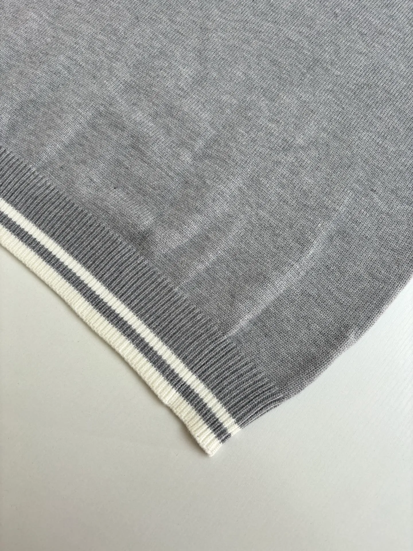 🅿️432 Dio*/Dior 25Fw letter embroidered crew neck sweater is made of 70 wool, 30 camel hair blended 40 count double-ply yarn to carry the ball. The pattern-spun yarn is custom-dyed in beige and apricot colors, and an imported 12-needle knitting machine is used for the plain weave process. The chest is decorated with a classic logo on the front. The letter pattern is embroidered with imported Tajima machines using thousands of needles. It adopts precise needle embroidery technology. The embroidery is very fine and dense, and the letter pattern outlines the design clearly. Double-sided wool hanging technology, fine workmanship, clear texture and texture, and extremely fine woven threads are made of environmentally friendly fibers. Combined with the special soft washing process, the body fabric has a soft touch. The softly stretched environmentally friendly microfiber creates the bottom layer, which is not easily deformed when stretched, and still maintains the original wide feeling.  Size：S/M/L