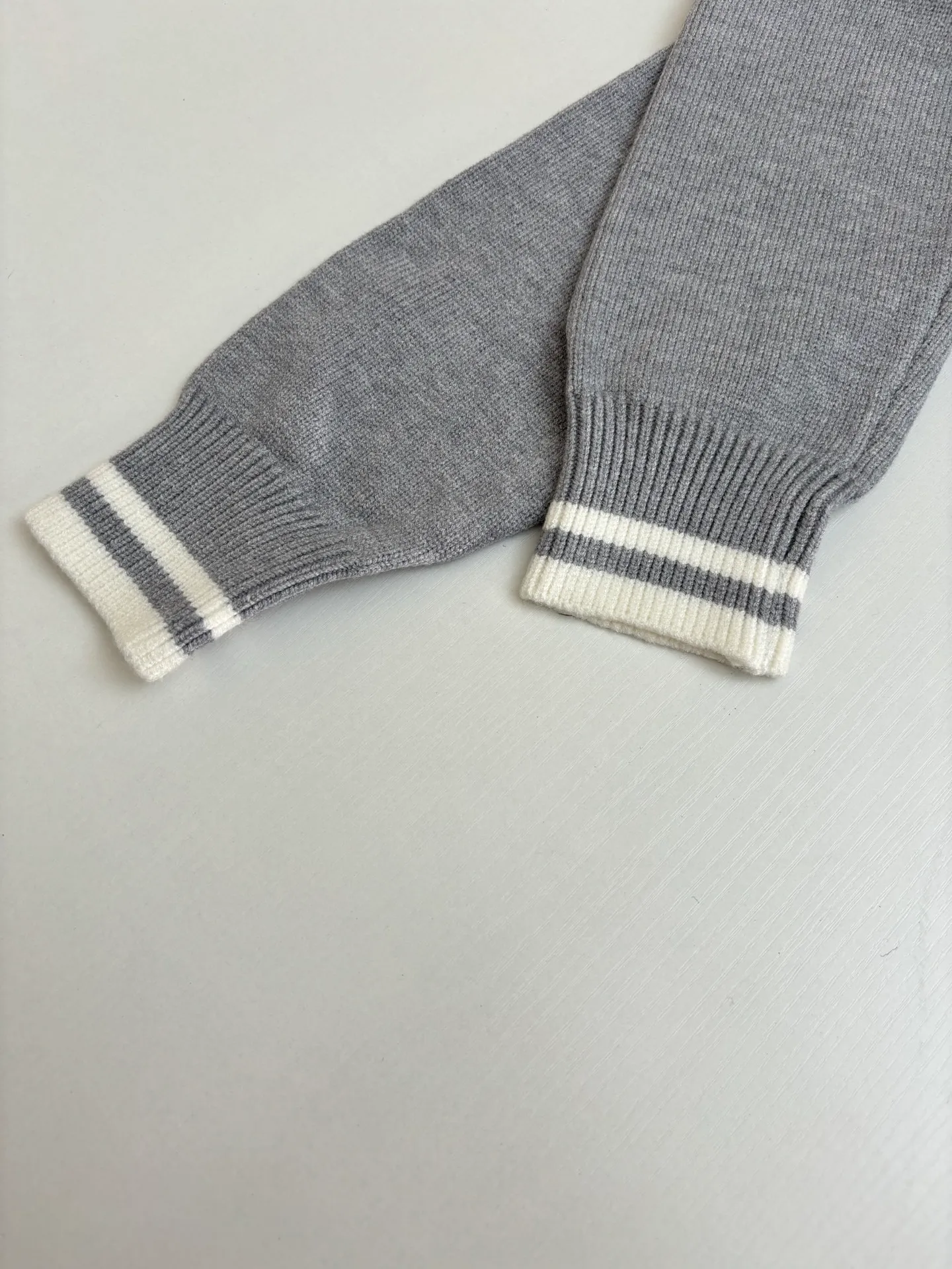 🅿️432 Dio*/Dior 25Fw letter embroidered crew neck sweater is made of 70 wool, 30 camel hair blended 40 count double-ply yarn to carry the ball. The pattern-spun yarn is custom-dyed in beige and apricot colors, and an imported 12-needle knitting machine is used for the plain weave process. The chest is decorated with a classic logo on the front. The letter pattern is embroidered with imported Tajima machines using thousands of needles. It adopts precise needle embroidery technology. The embroidery is very fine and dense, and the letter pattern outlines the design clearly. Double-sided wool hanging technology, fine workmanship, clear texture and texture, and extremely fine woven threads are made of environmentally friendly fibers. Combined with the special soft washing process, the body fabric has a soft touch. The softly stretched environmentally friendly microfiber creates the bottom layer, which is not easily deformed when stretched, and still maintains the original wide feeling.  Size：S/M/L