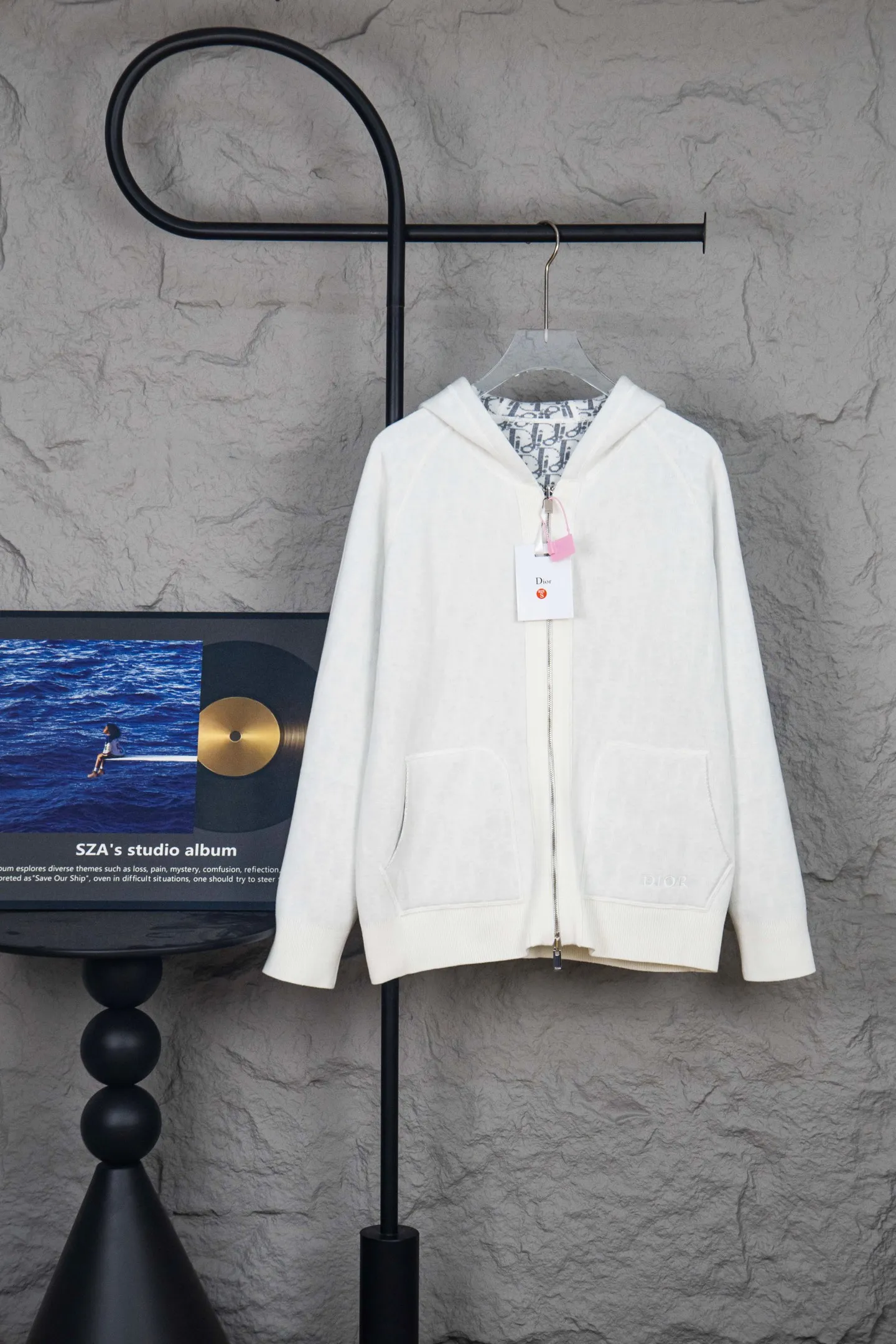 🅿️650 Style No.: M249 replica version Dior 𝘾𝙝𝙧𝙞𝙨𝙩𝙞𝙖𝙣 𝘿𝙞𝙤𝙧 CD 24SS old flower all-over printed double-sided jacquard zipper cardigan jacket sweater lightism essential luxury item for men and women for daily commuting Purchase authentic pattern Correct version Welcome to compare Detailed features · Use 50% wool content yarn, 35% cashmere 15% synthetic fiber · Adopt double-sided jacquard craftsmanship imported from Germany · Collar, cuffs and hem thread design Windproof and comfortable · Spacing between strips and letter logos The woven sheet effect is completely restored · Original main mark washed tag moisture-proof paper packaging Color: White Gray Size: S M L