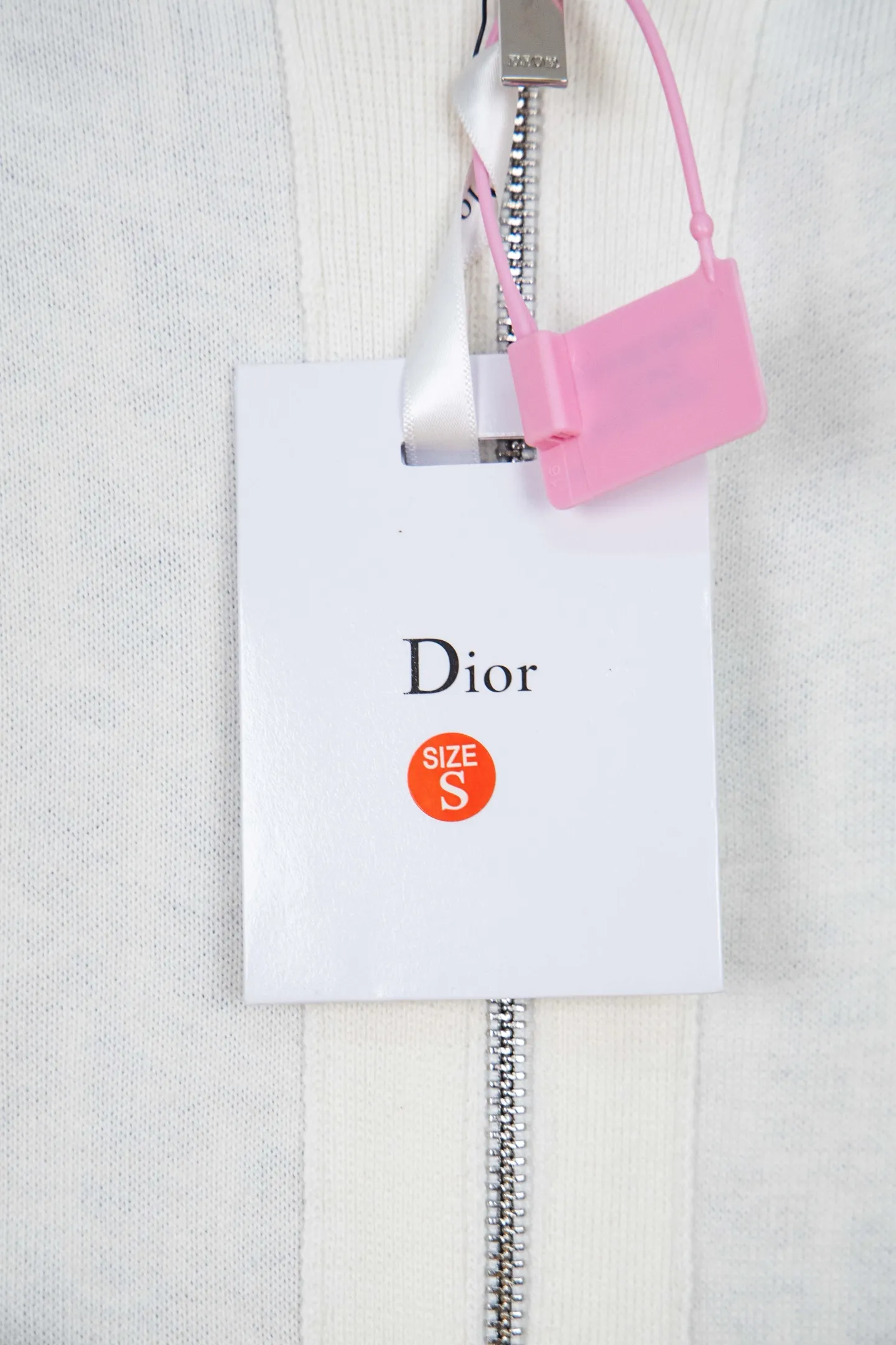 🅿️650 Style No.: M249 replica version Dior 𝘾𝙝𝙧𝙞𝙨𝙩𝙞𝙖𝙣 𝘿𝙞𝙤𝙧 CD 24SS old flower all-over printed double-sided jacquard zipper cardigan jacket sweater lightism essential luxury item for men and women for daily commuting Purchase authentic pattern Correct version Welcome to compare Detailed features · Use 50% wool content yarn, 35% cashmere 15% synthetic fiber · Adopt double-sided jacquard craftsmanship imported from Germany · Collar, cuffs and hem thread design Windproof and comfortable · Spacing between strips and letter logos The woven sheet effect is completely restored · Original main mark washed tag moisture-proof paper packaging Color: White Gray Size: S M L