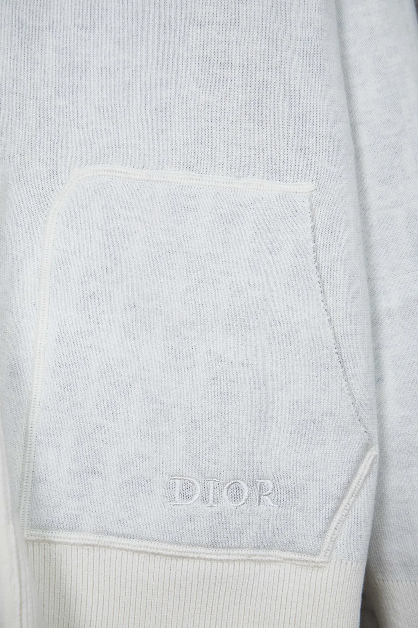 🅿️650 Style No.: M249 replica version Dior 𝘾𝙝𝙧𝙞𝙨𝙩𝙞𝙖𝙣 𝘿𝙞𝙤𝙧 CD 24SS old flower all-over printed double-sided jacquard zipper cardigan jacket sweater lightism essential luxury item for men and women for daily commuting Purchase authentic pattern Correct version Welcome to compare Detailed features · Use 50% wool content yarn, 35% cashmere 15% synthetic fiber · Adopt double-sided jacquard craftsmanship imported from Germany · Collar, cuffs and hem thread design Windproof and comfortable · Spacing between strips and letter logos The woven sheet effect is completely restored · Original main mark washed tag moisture-proof paper packaging Color: White Gray Size: S M L