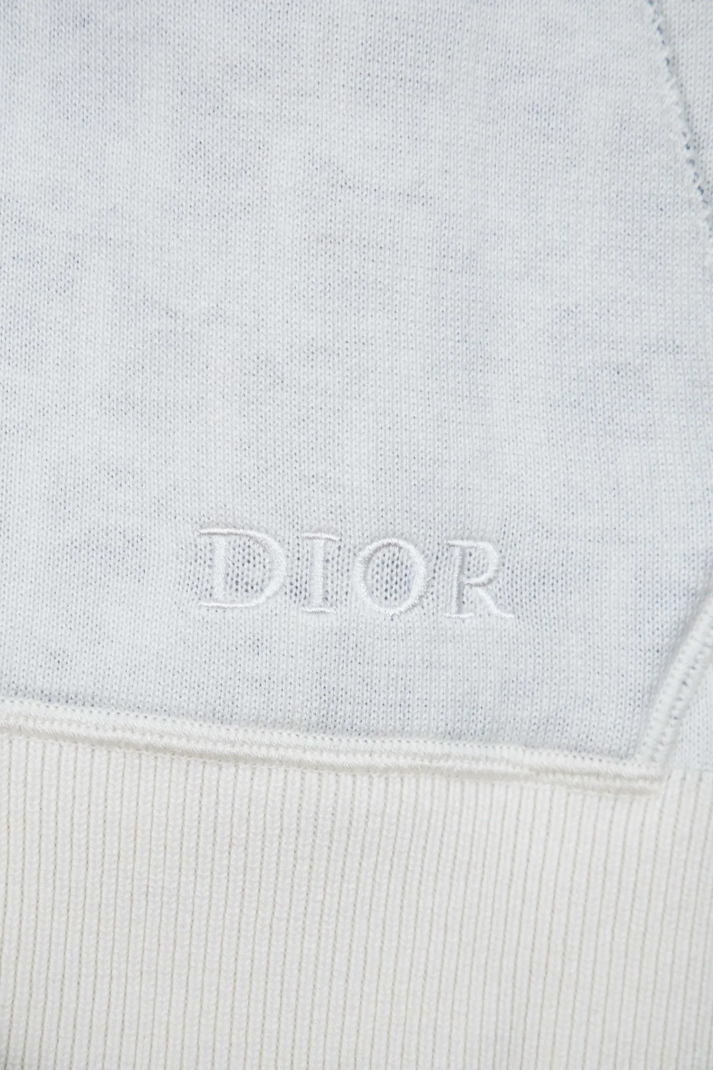 🅿️650 Style No.: M249 replica version Dior 𝘾𝙝𝙧𝙞𝙨𝙩𝙞𝙖𝙣 𝘿𝙞𝙤𝙧 CD 24SS old flower all-over printed double-sided jacquard zipper cardigan jacket sweater lightism essential luxury item for men and women for daily commuting Purchase authentic pattern Correct version Welcome to compare Detailed features · Use 50% wool content yarn, 35% cashmere 15% synthetic fiber · Adopt double-sided jacquard craftsmanship imported from Germany · Collar, cuffs and hem thread design Windproof and comfortable · Spacing between strips and letter logos The woven sheet effect is completely restored · Original main mark washed tag moisture-proof paper packaging Color: White Gray Size: S M L