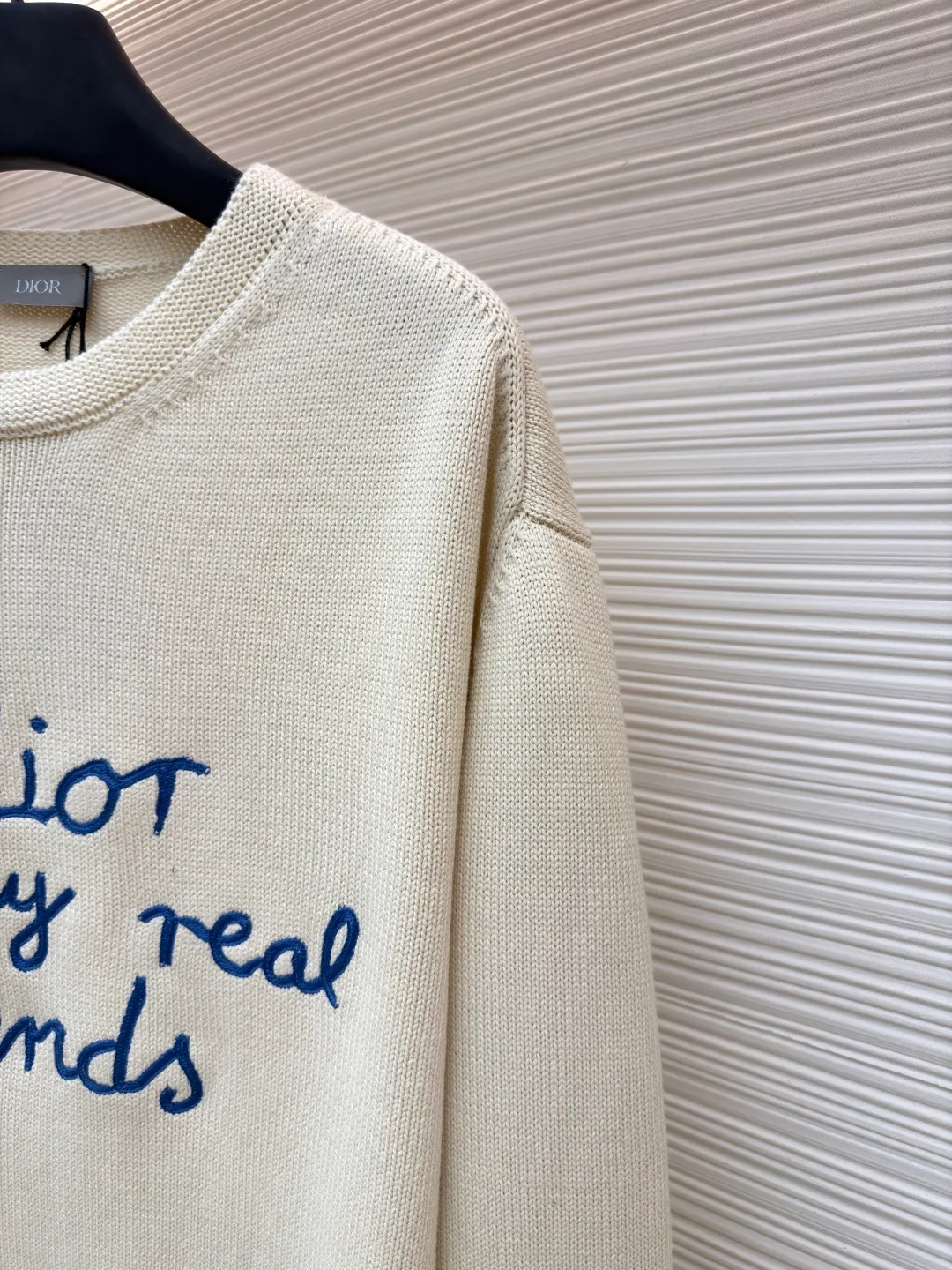 Dior friend embroidery knitted pullover ●Original version: Purchased and developed for 13500 ●Item number: 1681105-A95 ●Fabric: cotton fabric ●Technology: embroidery production ●Type: loose version ●Weight: about 685 grams ●Size: S-M-L-XL ●Description: Made of 40-count cotton yarn, 62% cotton. It is mixed with 38% polyester. The two types of wool are mixed and woven to effectively make the upper body more three-dimensional. The embroidery uses wool yarn high-density embroidery technology, and the front numbers are all embroidered with the joint series LOGO. The number of stitches is about 12,000. The buttons are made of natural horn buttons with the brand's logo on them. This cardigan displays the Dior For My Real Friends logo from the DIOR AND HYLTON NEL collaboration. Crafted from white cotton-blend jersey with embroidery on the front and back, button fastening and ribbed trims. It can add style to any look. The overall wiring is straight and delicate, the fabric is comfortable and soft, and the color is consistent without color difference. It can be matched with the same style to create a fashionable look and control various occasions. Customized accessories, complete with three standards, same style for men and women!