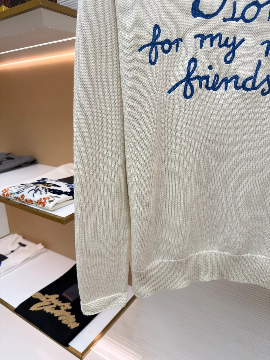 Dior friend embroidery knitted pullover ●Original version: Purchased and developed for 13500 ●Item number: 1681105-A95 ●Fabric: cotton fabric ●Technology: embroidery production ●Type: loose version ●Weight: about 685 grams ●Size: S-M-L-XL ●Description: Made of 40-count cotton yarn, 62% cotton. It is mixed with 38% polyester. The two types of wool are mixed and woven to effectively make the upper body more three-dimensional. The embroidery uses wool yarn high-density embroidery technology, and the front numbers are all embroidered with the joint series LOGO. The number of stitches is about 12,000. The buttons are made of natural horn buttons with the brand's logo on them. This cardigan displays the Dior For My Real Friends logo from the DIOR AND HYLTON NEL collaboration. Crafted from white cotton-blend jersey with embroidery on the front and back, button fastening and ribbed trims. It can add style to any look. The overall wiring is straight and delicate, the fabric is comfortable and soft, and the color is consistent without color difference. It can be matched with the same style to create a fashionable look and control various occasions. Customized accessories, complete with three standards, same style for men and women!