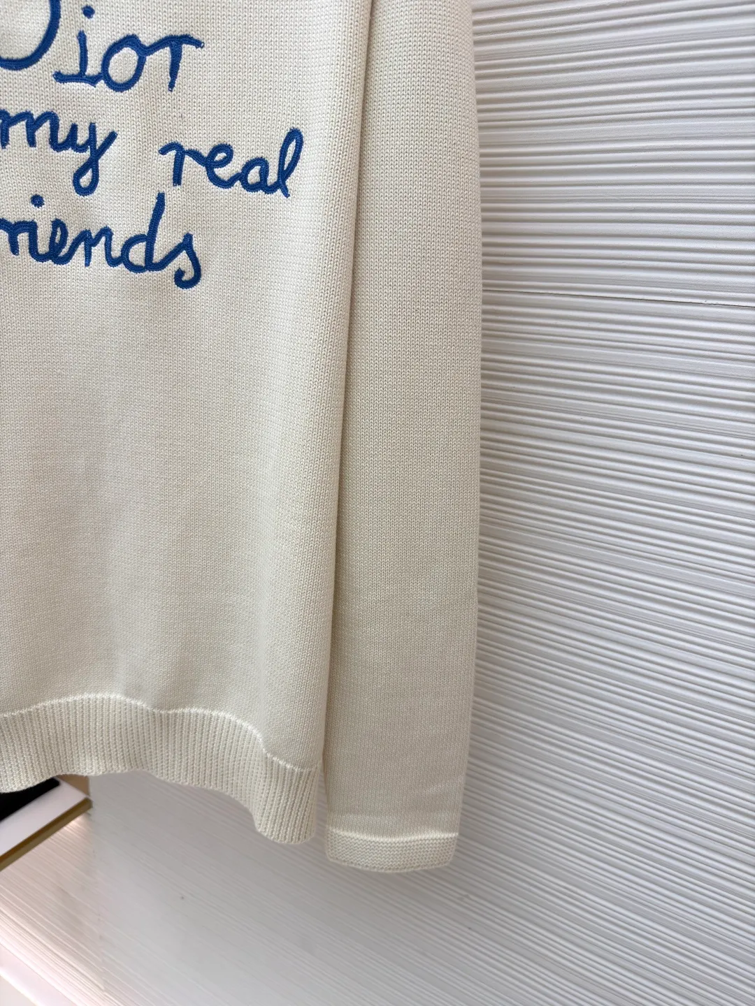 Dior friend embroidery knitted pullover ●Original version: Purchased and developed for 13500 ●Item number: 1681105-A95 ●Fabric: cotton fabric ●Technology: embroidery production ●Type: loose version ●Weight: about 685 grams ●Size: S-M-L-XL ●Description: Made of 40-count cotton yarn, 62% cotton. It is mixed with 38% polyester. The two types of wool are mixed and woven to effectively make the upper body more three-dimensional. The embroidery uses wool yarn high-density embroidery technology, and the front numbers are all embroidered with the joint series LOGO. The number of stitches is about 12,000. The buttons are made of natural horn buttons with the brand's logo on them. This cardigan displays the Dior For My Real Friends logo from the DIOR AND HYLTON NEL collaboration. Crafted from white cotton-blend jersey with embroidery on the front and back, button fastening and ribbed trims. It can add style to any look. The overall wiring is straight and delicate, the fabric is comfortable and soft, and the color is consistent without color difference. It can be matched with the same style to create a fashionable look and control various occasions. Customized accessories, complete with three standards, same style for men and women!