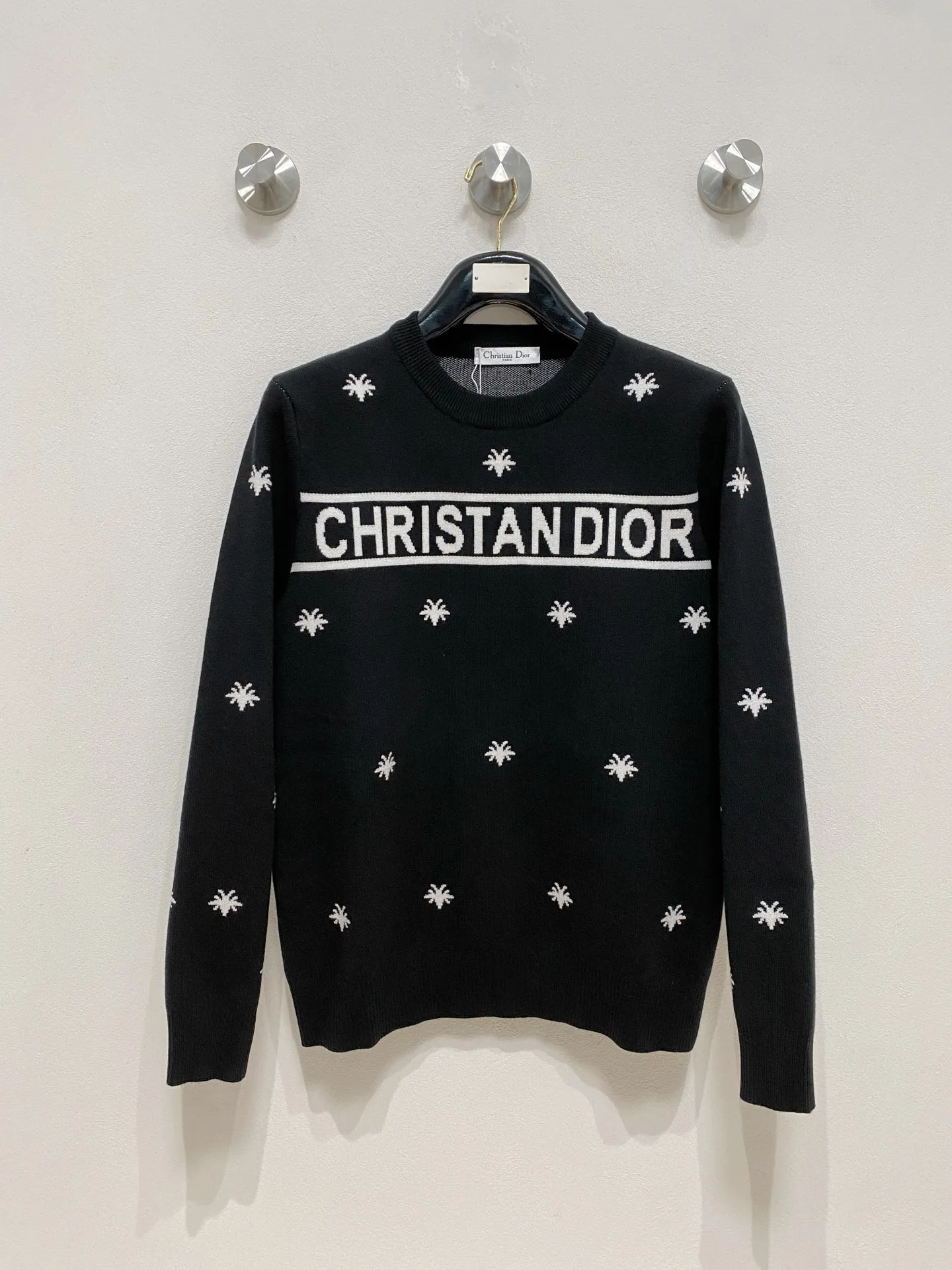 🅿️440 Dior 2025 new wool blended round neck long-sleeved sweater cardigan bottoming sweater, high-end version! The custom-made fabrics at the counter are highly breathable and comfortable, with impeccable details and brand element design concepts, reflecting high quality. It feels delicate and soft! It presents a casual cut and the upper body shape is great! 🐉Code size: M-3XL
