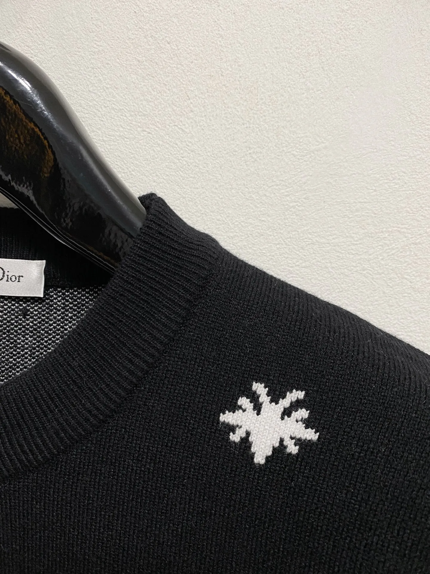 🅿️440 Dior 2025 new wool blended round neck long-sleeved sweater cardigan bottoming sweater, high-end version! The custom-made fabrics at the counter are highly breathable and comfortable, with impeccable details and brand element design concepts, reflecting high quality. It feels delicate and soft! It presents a casual cut and the upper body shape is great! 🐉Code size: M-3XL