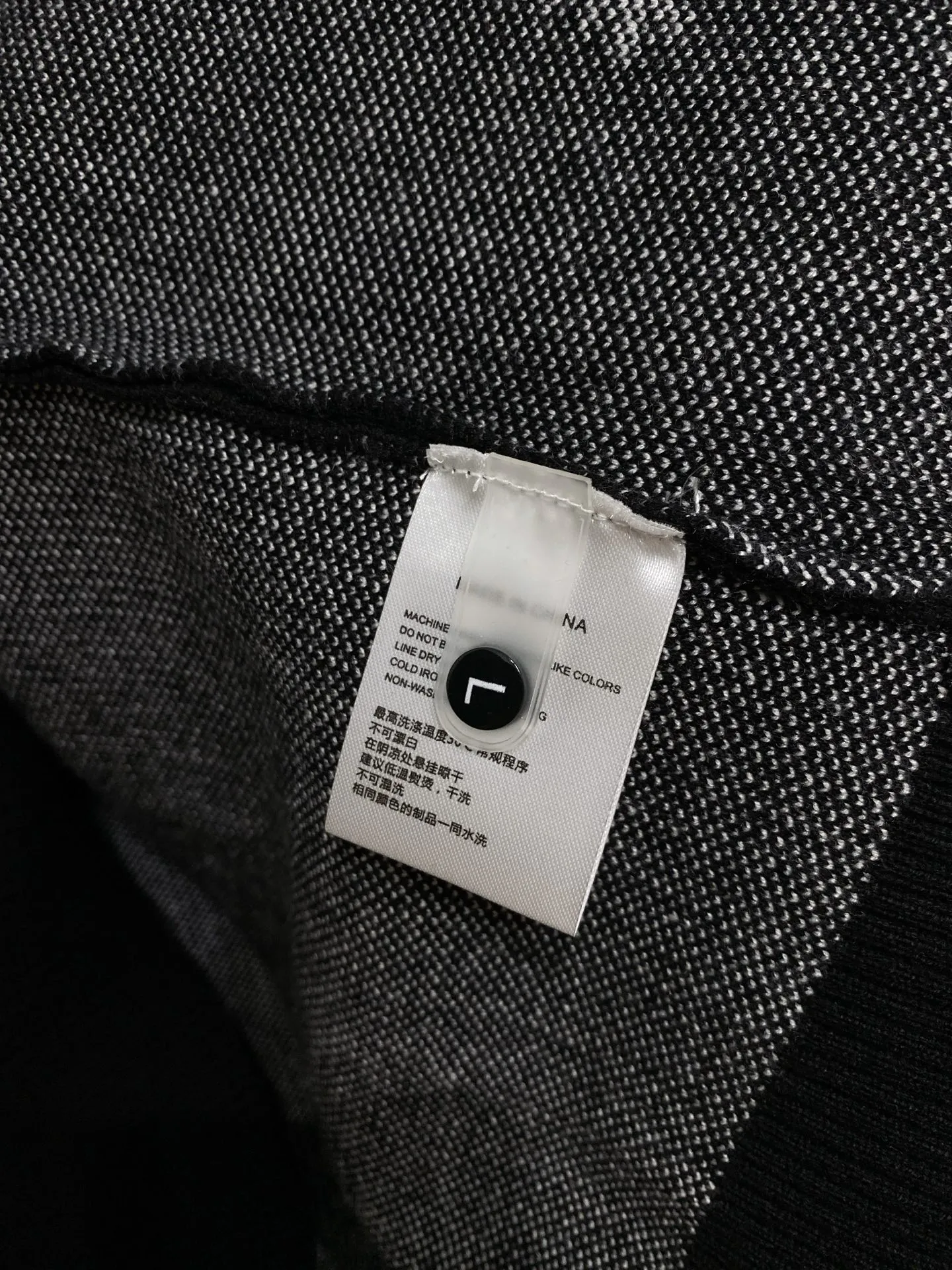 🅿️440 Dior 2025 new wool blended round neck long-sleeved sweater cardigan bottoming sweater, high-end version! The custom-made fabrics at the counter are highly breathable and comfortable, with impeccable details and brand element design concepts, reflecting high quality. It feels delicate and soft! It presents a casual cut and the upper body shape is great! 🐉Code size: M-3XL