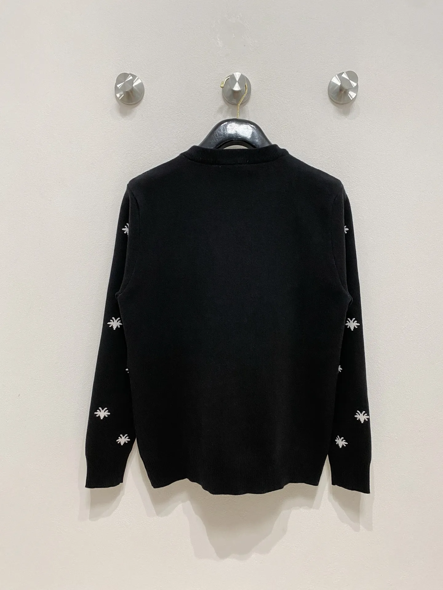 🅿️440 Dior 2025 new wool blended round neck long-sleeved sweater cardigan bottoming sweater, high-end version! The custom-made fabrics at the counter are highly breathable and comfortable, with impeccable details and brand element design concepts, reflecting high quality. It feels delicate and soft! It presents a casual cut and the upper body shape is great! 🐉Code size: M-3XL