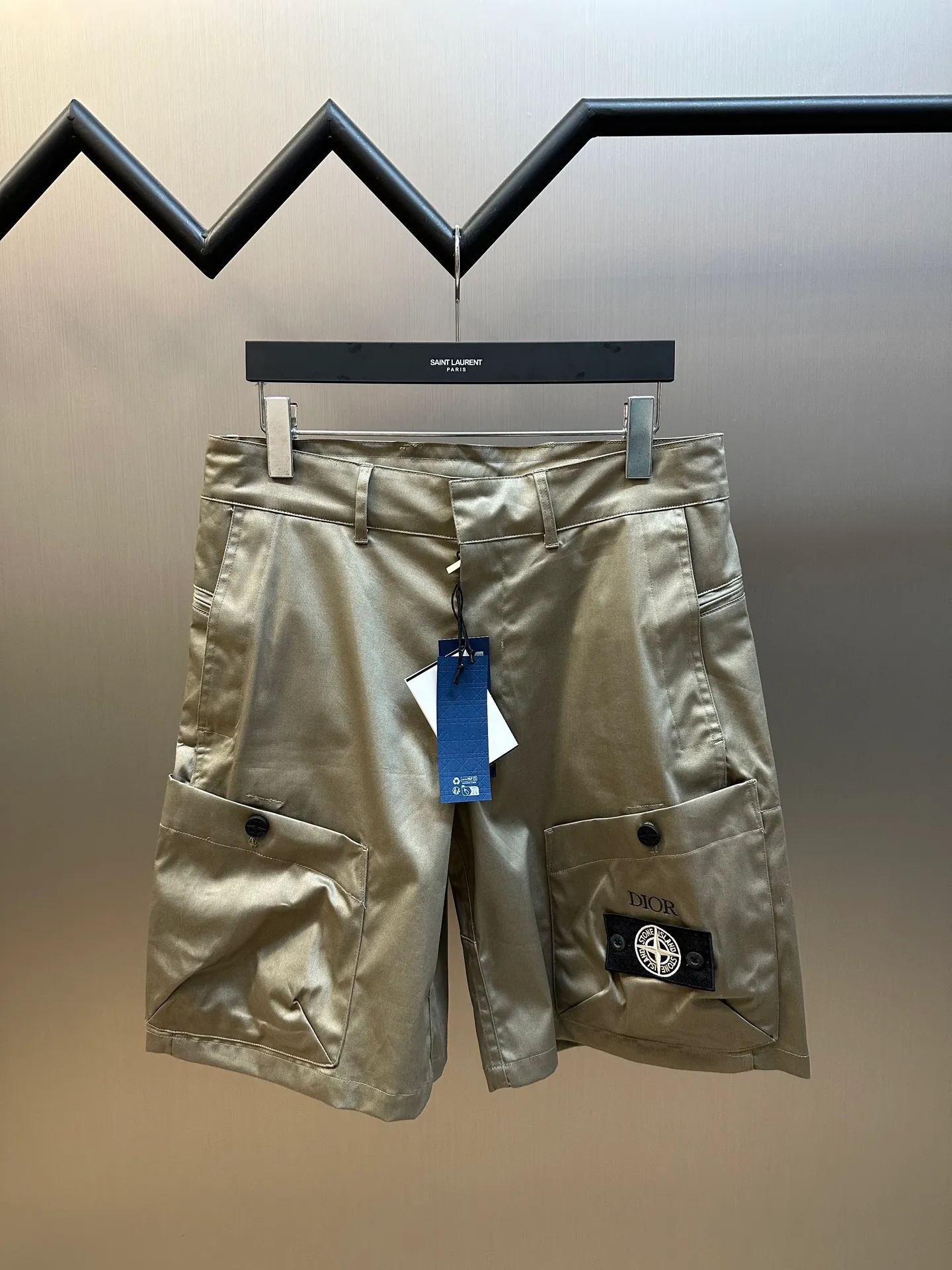 🅿️630 Dior stone joint shorts The fabric is made of 60s cotton high-density twill satin fabric, 5A grade long-staple cotton yarn, 2C thickness TPU hot melt adhesive film, circular shaft glue coating process, high-count satin fabric and adhesive film to keep the fabric with a 3D texture. The cooling coating can absorb moisture and sweat, the mold is customized to rotate the puller with logo, the No. 5 platinum corn tooth closed tail zipper, the mold is customized to make a cylindrical buckle made of silicone material, and the bag is made of domestic high-speed machine embroidery small logo letters + grid flat embroidered seal size:44.46.48.50