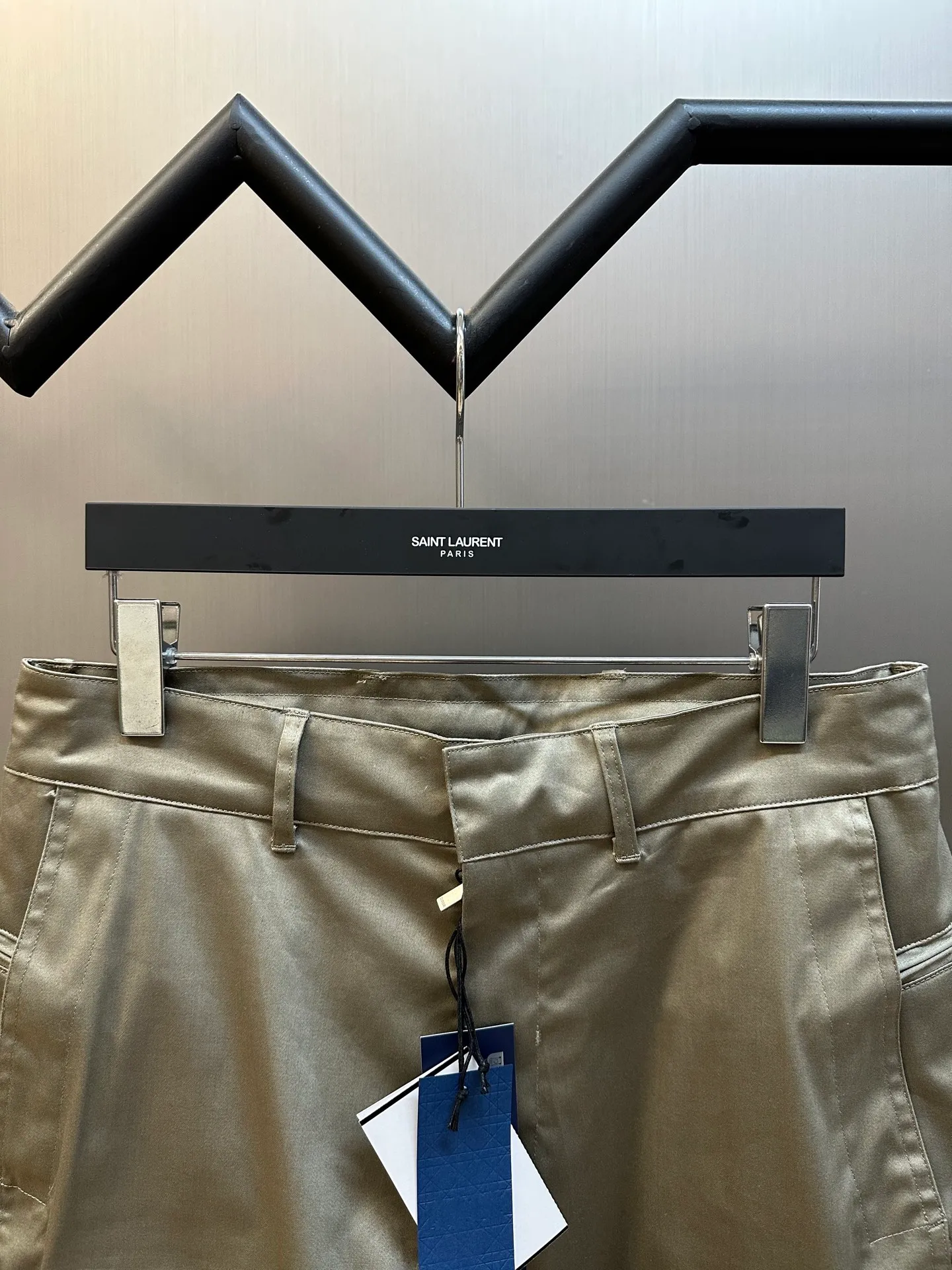 🅿️630 Dior stone joint shorts The fabric is made of 60s cotton high-density twill satin fabric, 5A grade long-staple cotton yarn, 2C thickness TPU hot melt adhesive film, circular shaft glue coating process, high-count satin fabric and adhesive film to keep the fabric with a 3D texture. The cooling coating can absorb moisture and sweat, the mold is customized to rotate the puller with logo, the No. 5 platinum corn tooth closed tail zipper, the mold is customized to make a cylindrical buckle made of silicone material, and the bag is made of domestic high-speed machine embroidery small logo letters + grid flat embroidered seal size:44.46.48.50