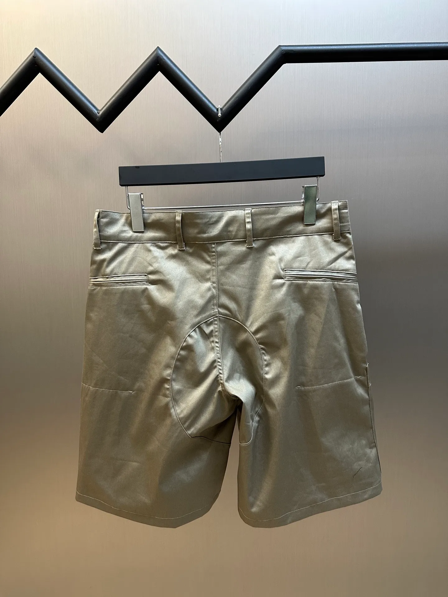 🅿️630 Dior stone joint shorts The fabric is made of 60s cotton high-density twill satin fabric, 5A grade long-staple cotton yarn, 2C thickness TPU hot melt adhesive film, circular shaft glue coating process, high-count satin fabric and adhesive film to keep the fabric with a 3D texture. The cooling coating can absorb moisture and sweat, the mold is customized to rotate the puller with logo, the No. 5 platinum corn tooth closed tail zipper, the mold is customized to make a cylindrical buckle made of silicone material, and the bag is made of domestic high-speed machine embroidery small logo letters + grid flat embroidered seal size:44.46.48.50
