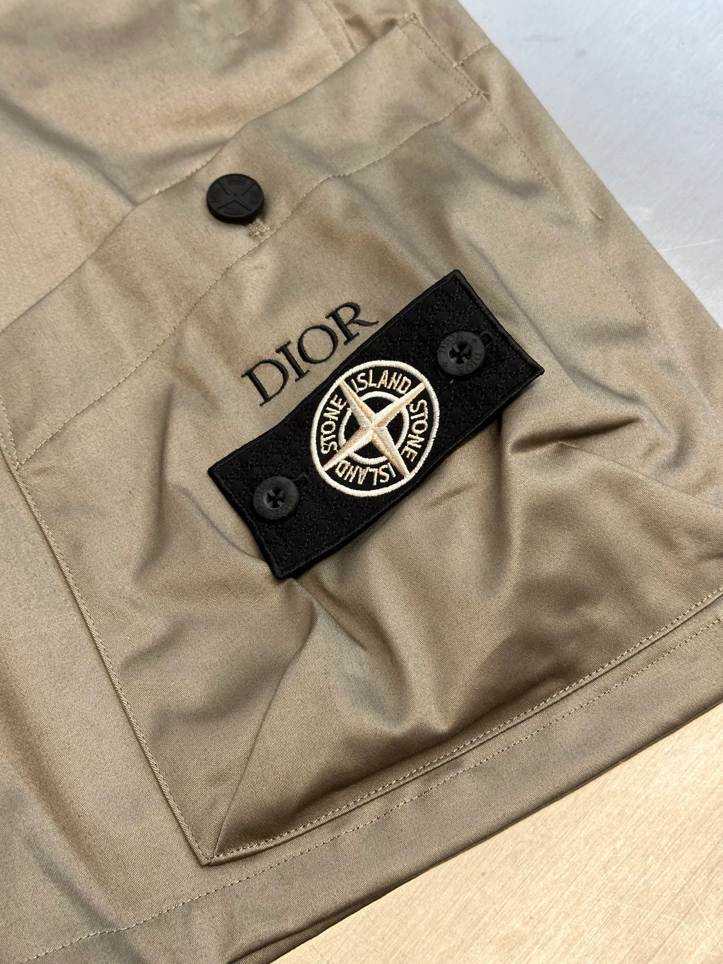 🅿️630 Dior stone joint shorts The fabric is made of 60s cotton high-density twill satin fabric, 5A grade long-staple cotton yarn, 2C thickness TPU hot melt adhesive film, circular shaft glue coating process, high-count satin fabric and adhesive film to keep the fabric with a 3D texture. The cooling coating can absorb moisture and sweat, the mold is customized to rotate the puller with logo, the No. 5 platinum corn tooth closed tail zipper, the mold is customized to make a cylindrical buckle made of silicone material, and the bag is made of domestic high-speed machine embroidery small logo letters + grid flat embroidered seal size:44.46.48.50