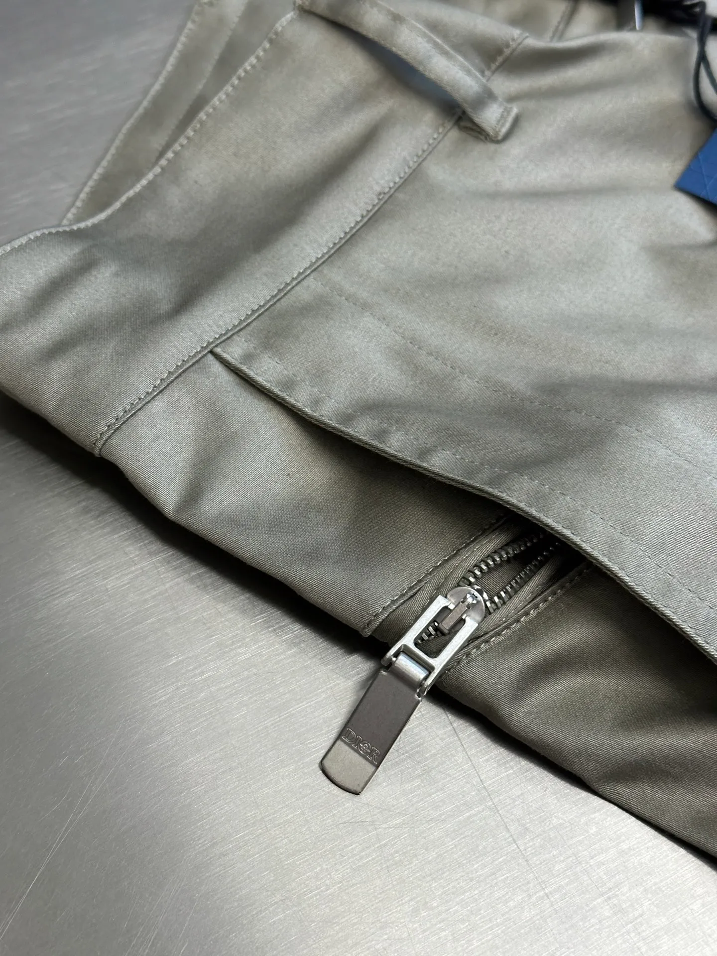 🅿️630 Dior stone joint shorts The fabric is made of 60s cotton high-density twill satin fabric, 5A grade long-staple cotton yarn, 2C thickness TPU hot melt adhesive film, circular shaft glue coating process, high-count satin fabric and adhesive film to keep the fabric with a 3D texture. The cooling coating can absorb moisture and sweat, the mold is customized to rotate the puller with logo, the No. 5 platinum corn tooth closed tail zipper, the mold is customized to make a cylindrical buckle made of silicone material, and the bag is made of domestic high-speed machine embroidery small logo letters + grid flat embroidered seal size:44.46.48.50