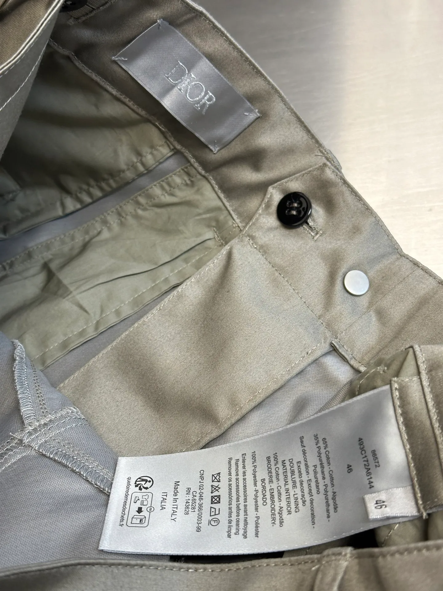 🅿️630 Dior stone joint shorts The fabric is made of 60s cotton high-density twill satin fabric, 5A grade long-staple cotton yarn, 2C thickness TPU hot melt adhesive film, circular shaft glue coating process, high-count satin fabric and adhesive film to keep the fabric with a 3D texture. The cooling coating can absorb moisture and sweat, the mold is customized to rotate the puller with logo, the No. 5 platinum corn tooth closed tail zipper, the mold is customized to make a cylindrical buckle made of silicone material, and the bag is made of domestic high-speed machine embroidery small logo letters + grid flat embroidered seal size:44.46.48.50