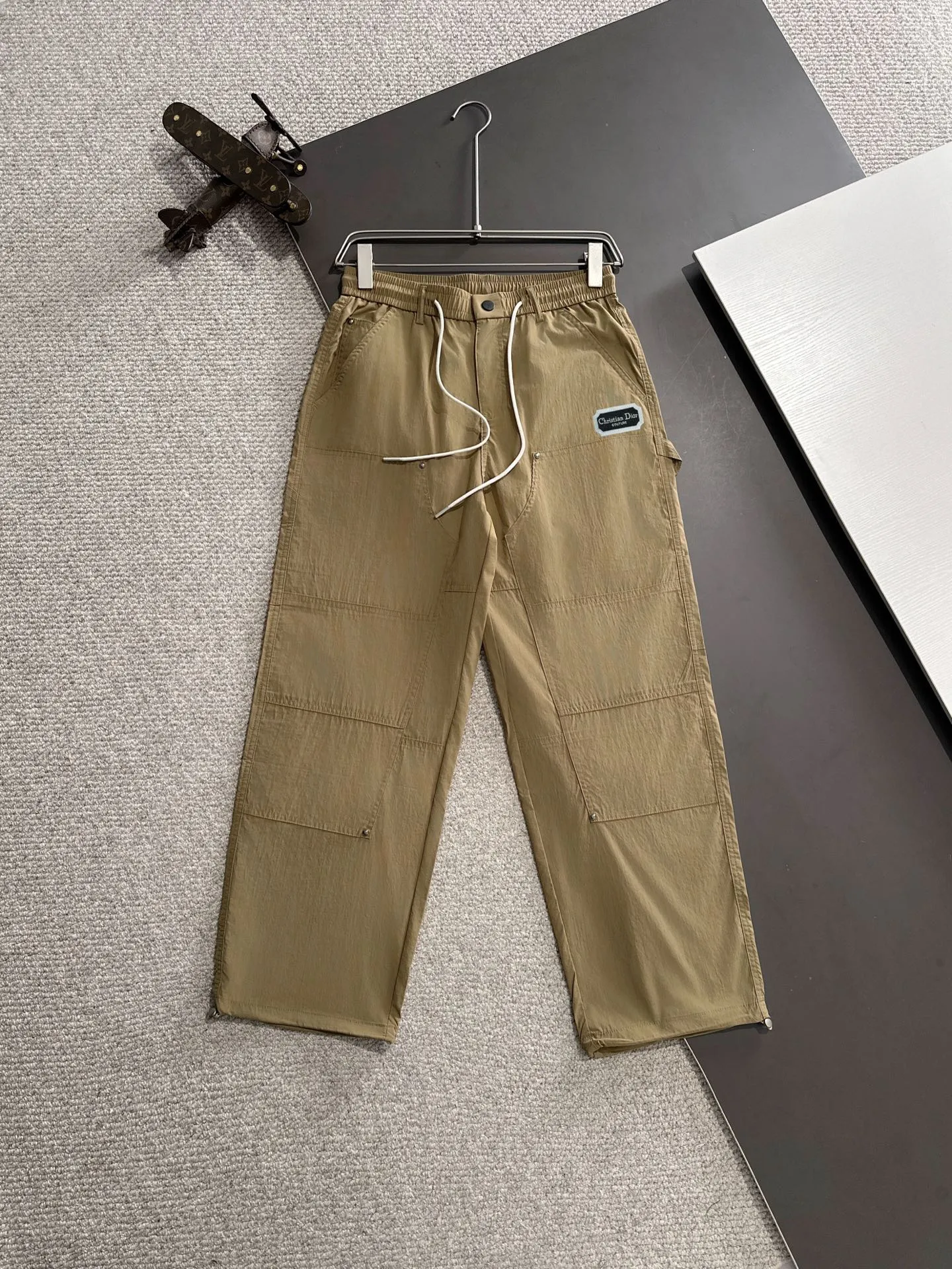 🅿️380 next day shipping Dior 2025 spring and summer new elastic band casual pants, thin counter custom fabrics, high breathability and comfort, impeccable details, brand element design concept, reflecting high quality. It feels delicate and soft! It presents a casual cut and the upper body shape is great! Size: M-4XL