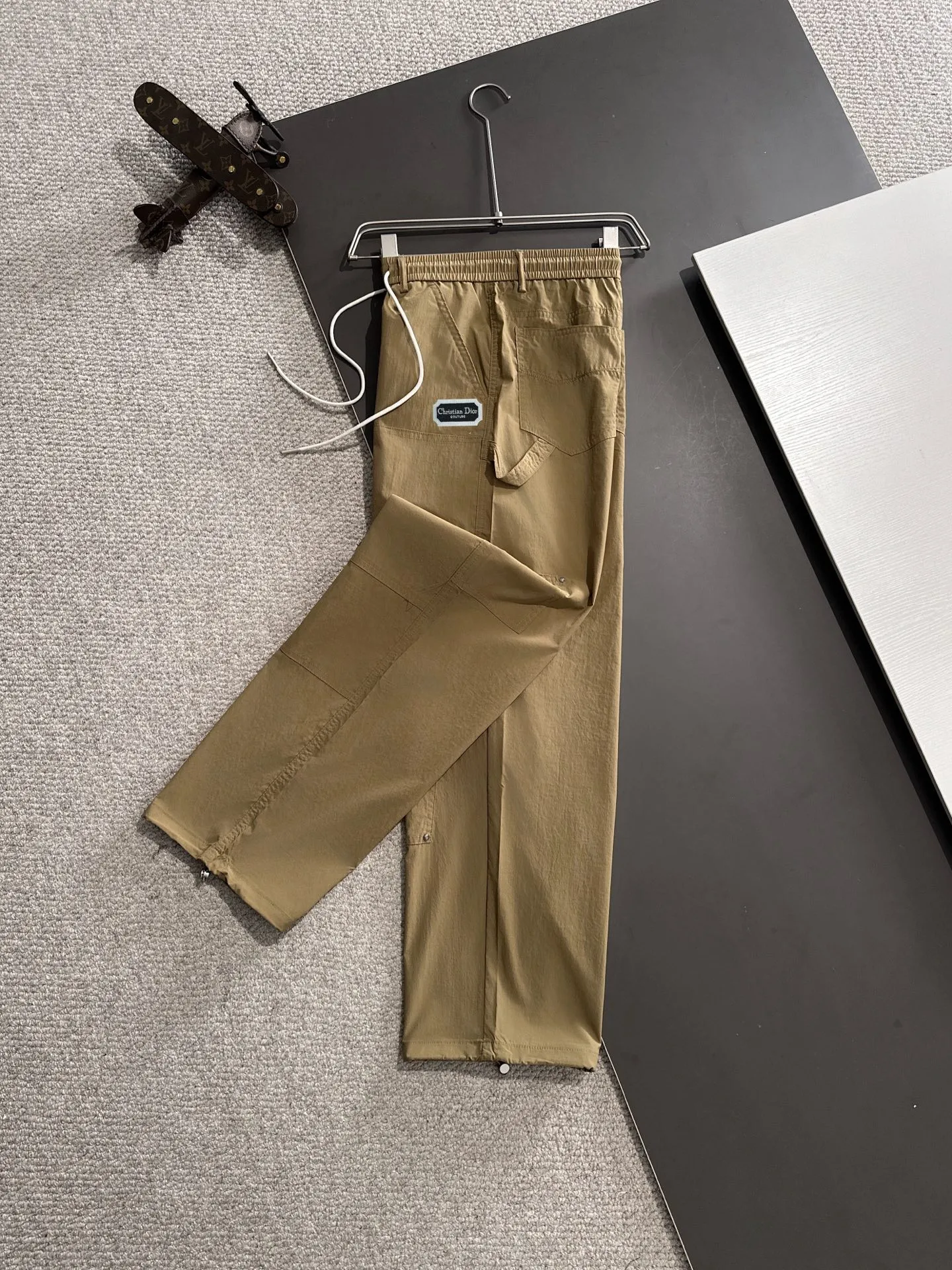 🅿️380 next day shipping Dior 2025 spring and summer new elastic band casual pants, thin counter custom fabrics, high breathability and comfort, impeccable details, brand element design concept, reflecting high quality. It feels delicate and soft! It presents a casual cut and the upper body shape is great! Size: M-4XL