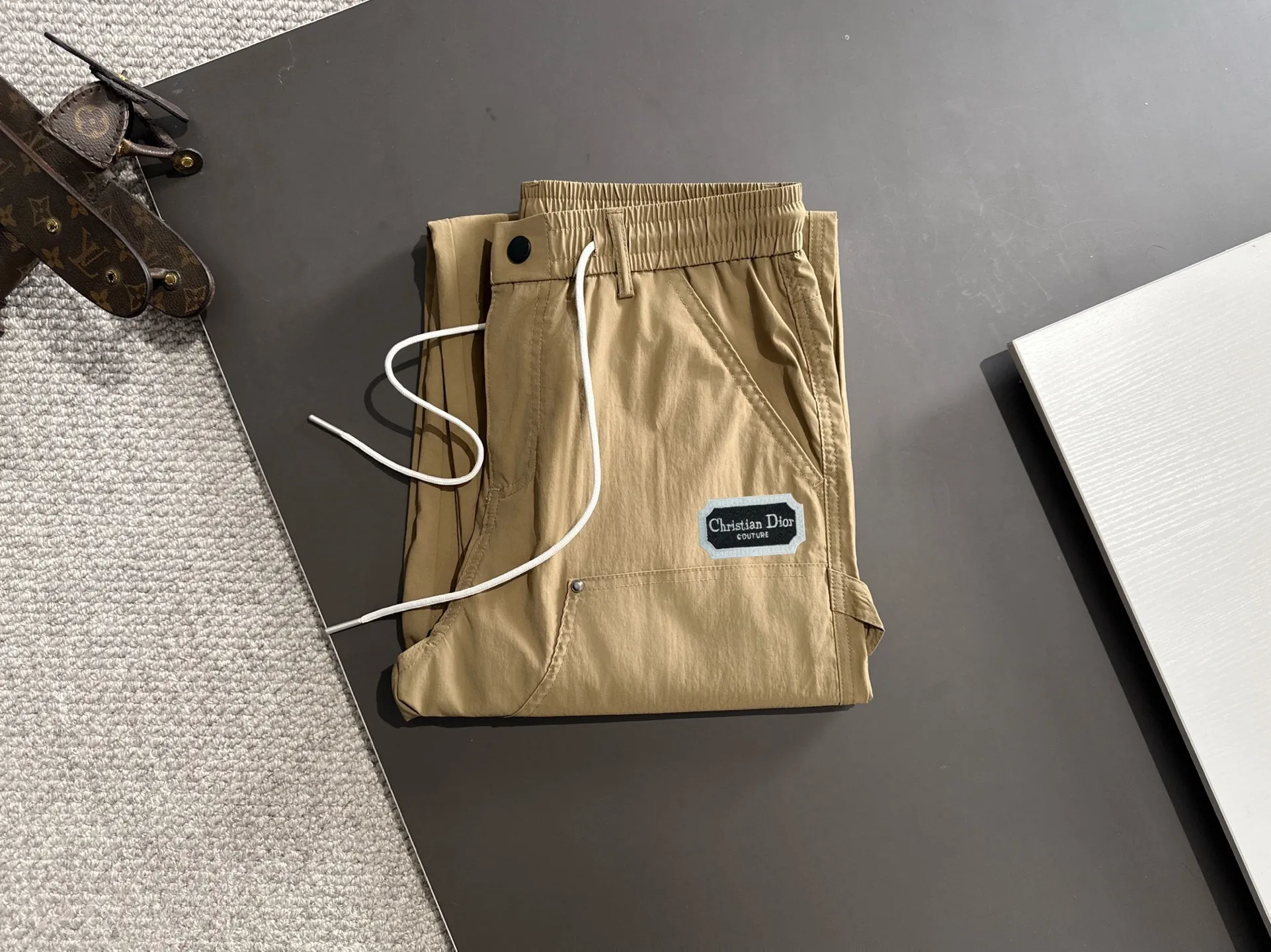 🅿️380 next day shipping Dior 2025 spring and summer new elastic band casual pants, thin counter custom fabrics, high breathability and comfort, impeccable details, brand element design concept, reflecting high quality. It feels delicate and soft! It presents a casual cut and the upper body shape is great! Size: M-4XL