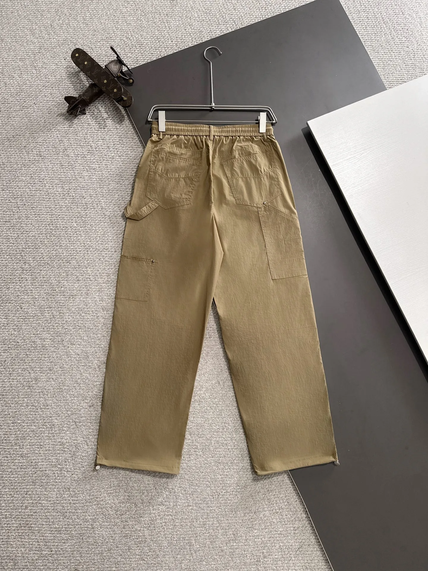 🅿️380 next day shipping Dior 2025 spring and summer new elastic band casual pants, thin counter custom fabrics, high breathability and comfort, impeccable details, brand element design concept, reflecting high quality. It feels delicate and soft! It presents a casual cut and the upper body shape is great! Size: M-4XL