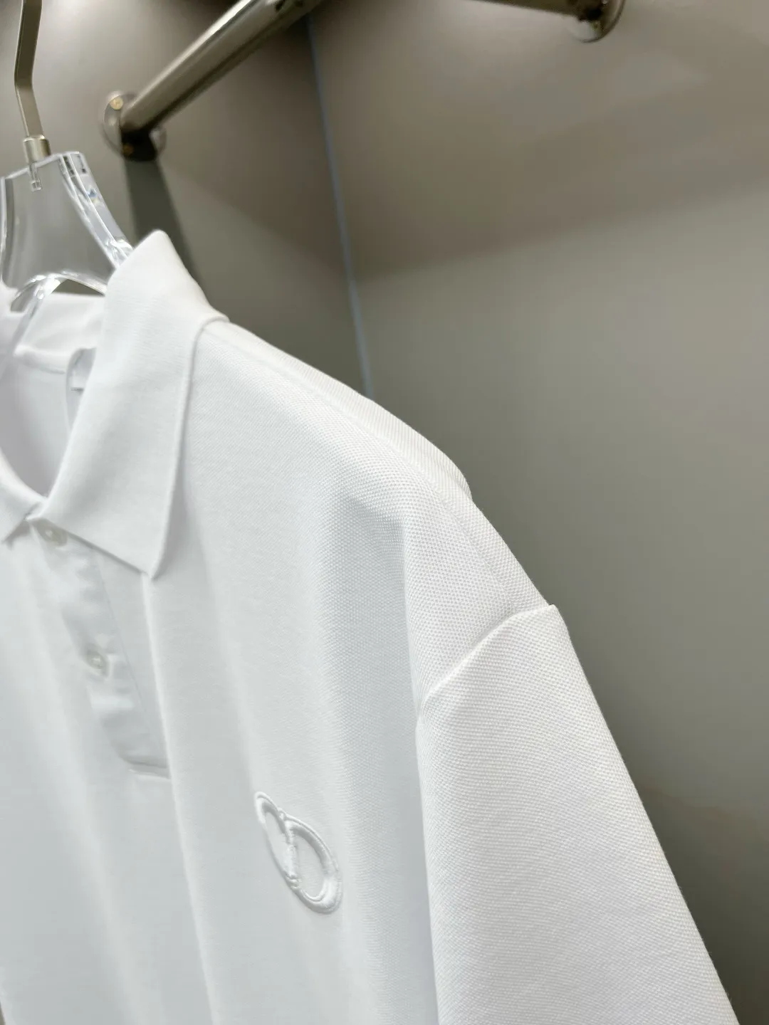 🅿️230 DIOR Dior CD embroidered new Polo shirt. Original fabric. Official same style. Made of 210g pure cotton pique fabric, customized in the same vat dyeing fabric. It feels very comfortable and smooth. The version is quite wide and stylish. Produced by a first-line brand factory. Imported Behringer embroidery machine. The embroidery is full and textured. The collar rib is woven with imported yarn. It will not deform after long-term wear. The latest style for spring and summer. Fashionable and individual. Super versatile and good-looking. It is very suitable for both men and women. It is a must-have item. Color: black, white, royal blue, gray. Size: S-XXL