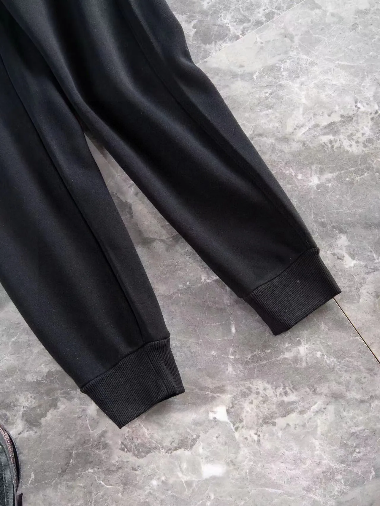 🅿️400 brand [DIOR Dior] (velvet and thickened) 2025 autumn and winter new product, celebrities' favorite fashion-flavored casual suit, clean and neat tailoring, full of urban style. It is made of high-quality customized fabrics, with excellent thermal insulation effect inside, soft and dry feel, and a crisp and stylish upper body effect. The three-dimensional cutting process and the pattern are all of high standards, and the silhouette version has the right benefits! It is not tight at all, and you feel good when you put it on. So many top-quality raw materials create high-end products with unparalleled value. It is the first choice for high-end fashion people. (Size: M-4XL can wear up to 200 pounds)
