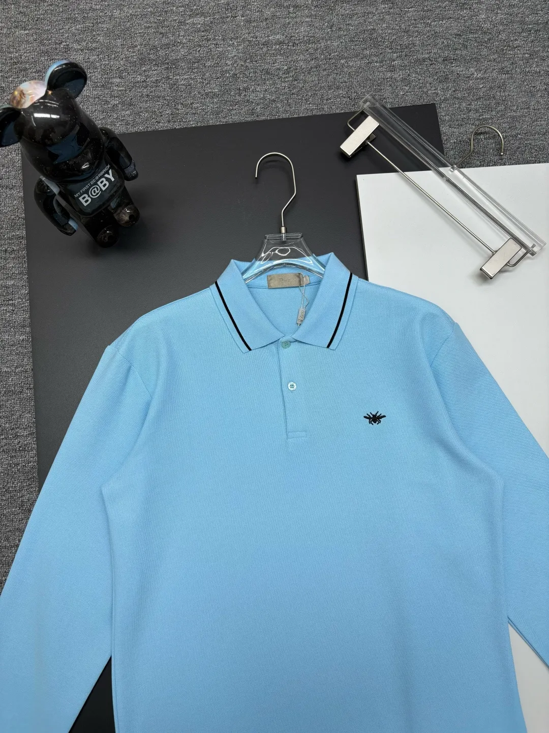 🅿️260 DIOR Dior's new embroidered long-sleeved Polo shirt. Original fabric. Official same style. Made of 250 grams of pure cotton pique fabric, custom-made in the same vat. Very comfortable and smooth feel. Very wide and stylish. Produced by a first-line brand factory. Imported Behringer embroidery machine. The embroidery is full and textured. The collar rib is woven with imported yarn. It does not deform after long-term wear. The latest autumn and winter style. Fashionable and individual. Super versatile and good-looking. It is very suitable for both men and women. A must-have item. Color: black, white, blue, pink. Size: M-3XL
