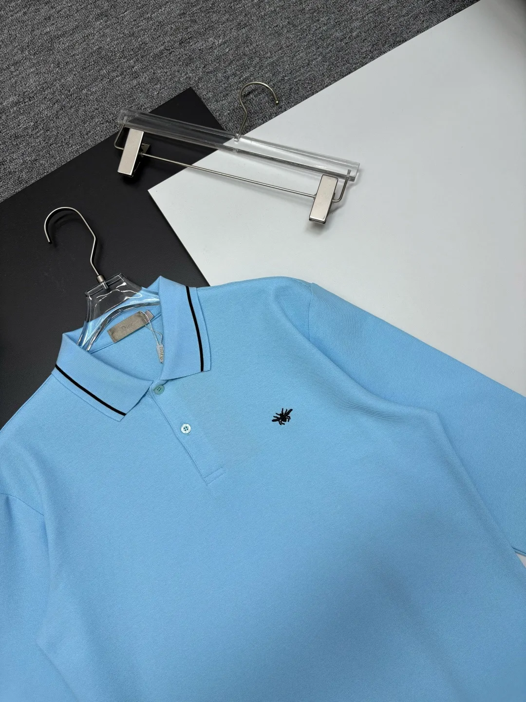 🅿️260 DIOR Dior's new embroidered long-sleeved Polo shirt. Original fabric. Official same style. Made of 250 grams of pure cotton pique fabric, custom-made in the same vat. Very comfortable and smooth feel. Very wide and stylish. Produced by a first-line brand factory. Imported Behringer embroidery machine. The embroidery is full and textured. The collar rib is woven with imported yarn. It does not deform after long-term wear. The latest autumn and winter style. Fashionable and individual. Super versatile and good-looking. It is very suitable for both men and women. A must-have item. Color: black, white, blue, pink. Size: M-3XL