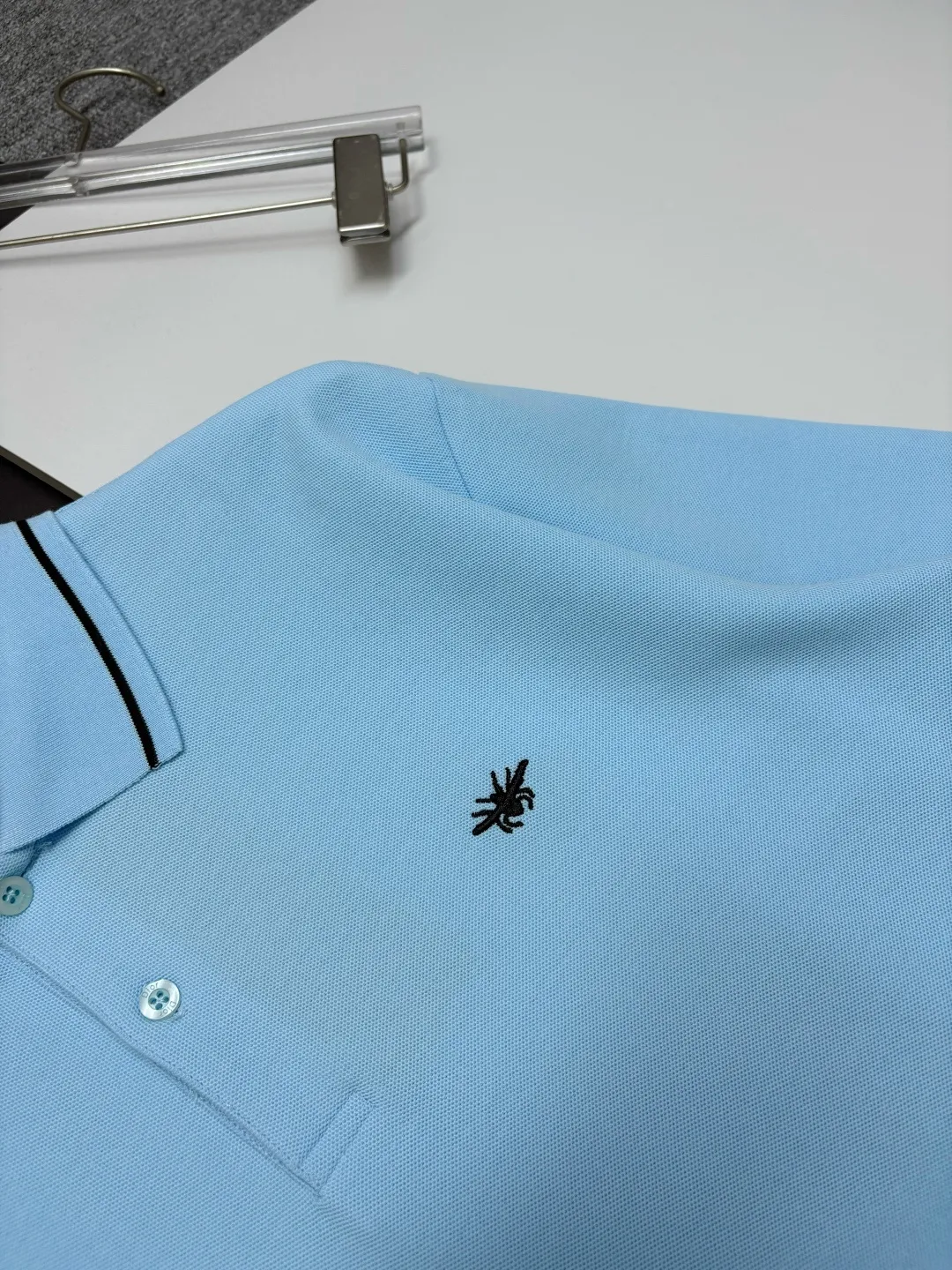 🅿️260 DIOR Dior's new embroidered long-sleeved Polo shirt. Original fabric. Official same style. Made of 250 grams of pure cotton pique fabric, custom-made in the same vat. Very comfortable and smooth feel. Very wide and stylish. Produced by a first-line brand factory. Imported Behringer embroidery machine. The embroidery is full and textured. The collar rib is woven with imported yarn. It does not deform after long-term wear. The latest autumn and winter style. Fashionable and individual. Super versatile and good-looking. It is very suitable for both men and women. A must-have item. Color: black, white, blue, pink. Size: M-3XL