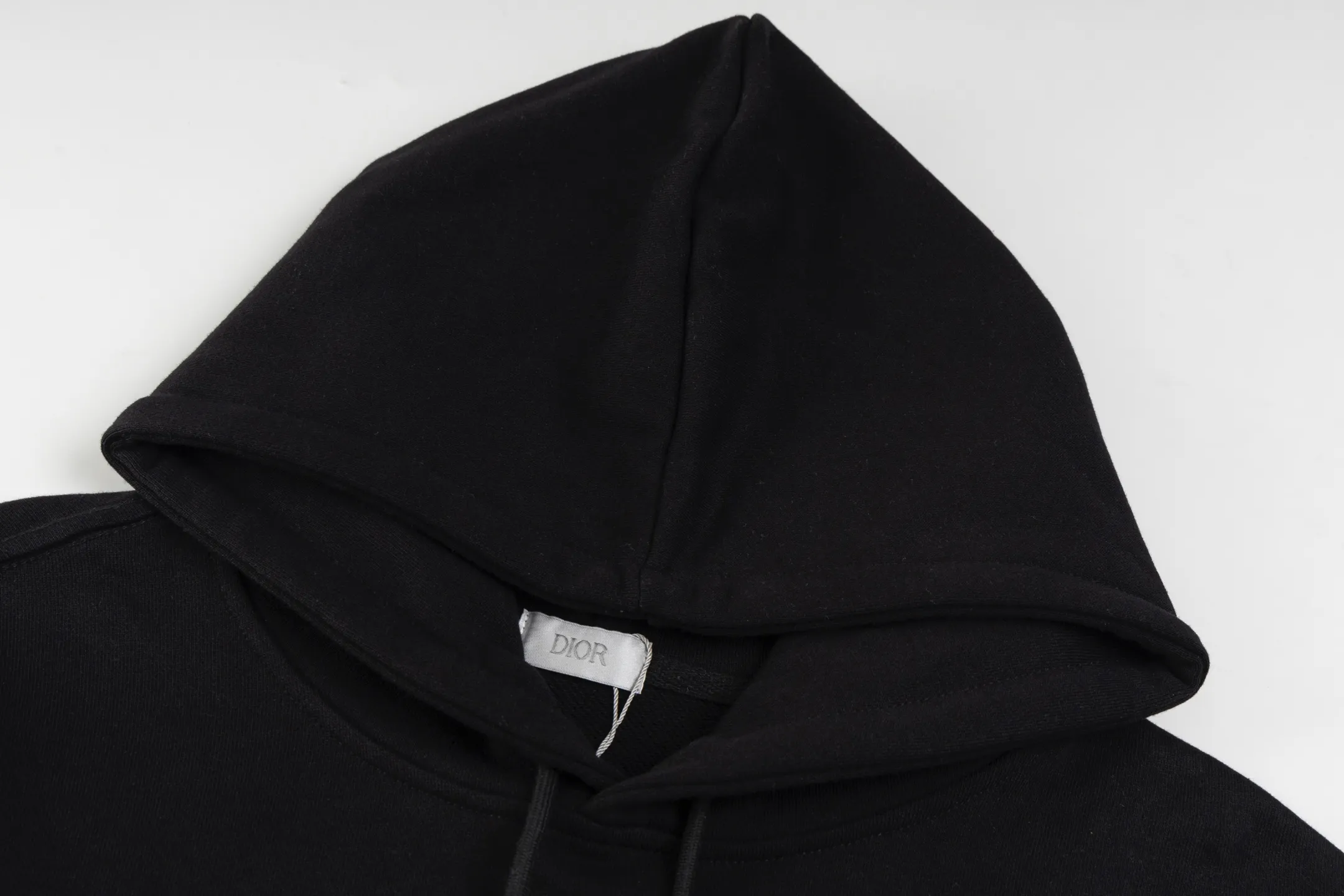 🅿️310 model number B36 Dior classic small label embroidered hooded sweatshirt. DIOR counter consistent sweatshirt. The fabric is made of 420g double-strand double yarn in the same cylinder terry. 2×2 pure cotton high-elastic fine threads are not deformed. Imported machines are full of classic small label embroidery. The most popular online celebrity versatile OS version can be worn up to about 180 pounds. Factory assembly line work. Imported machine double-line press technology. Three standards are complete. Customized accessories. Matching. Same style for men and women colour: black white size: S M L XL Manual measurement error of about 1-3cm is normal